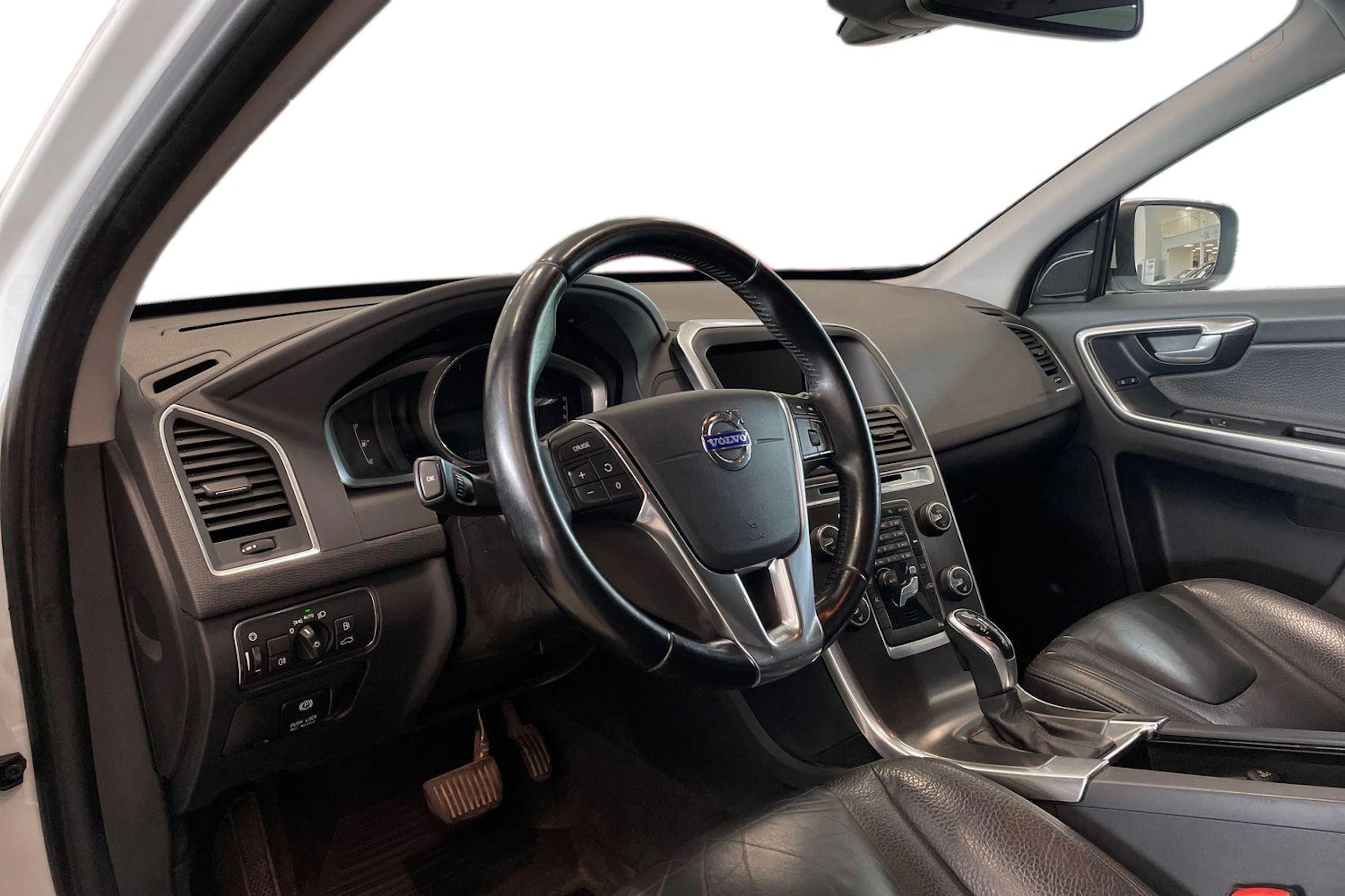 valkoinen Volvo XC60 2014 kuva 6.