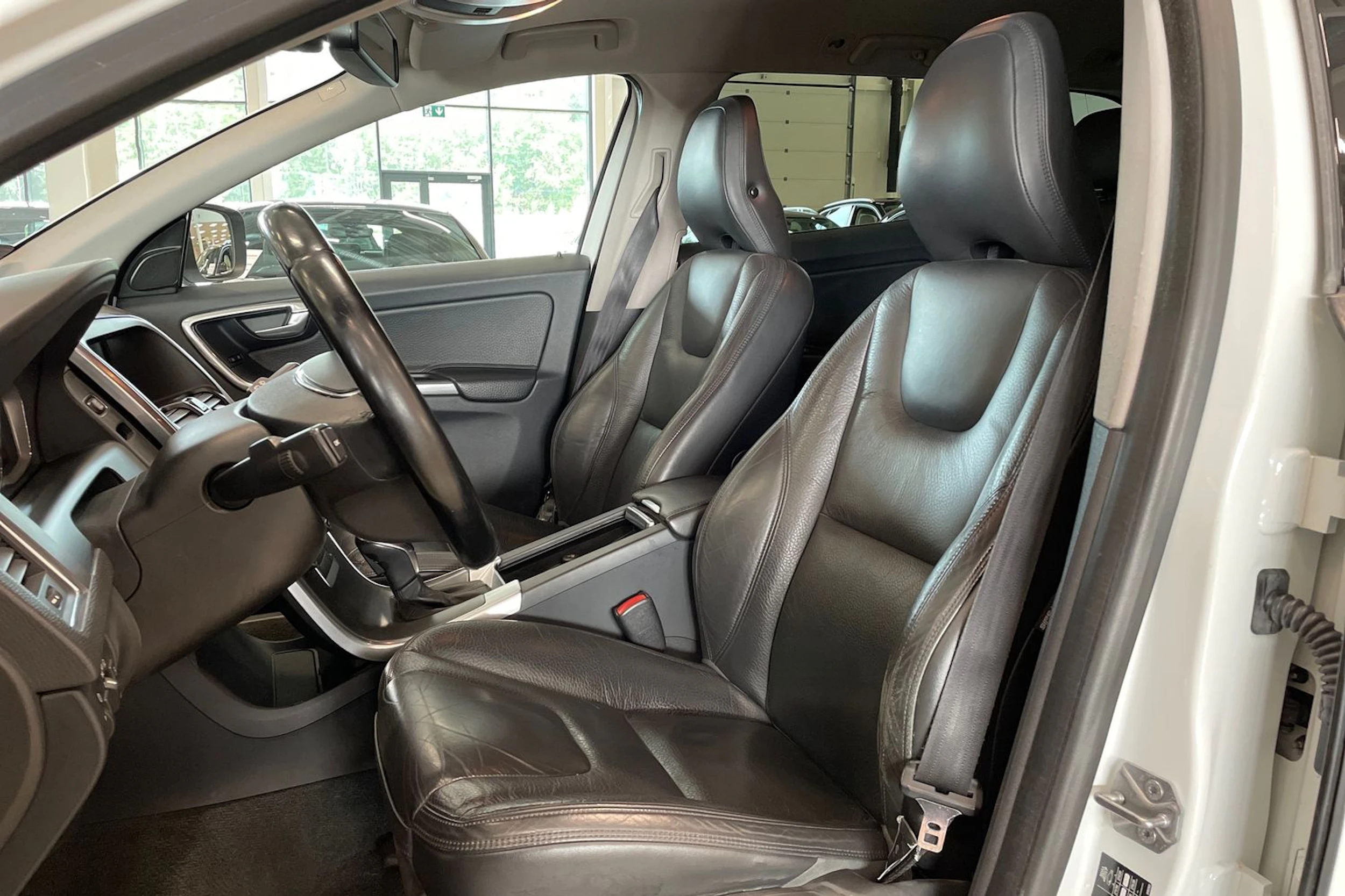 valkoinen Volvo XC60 2014 kuva 11.