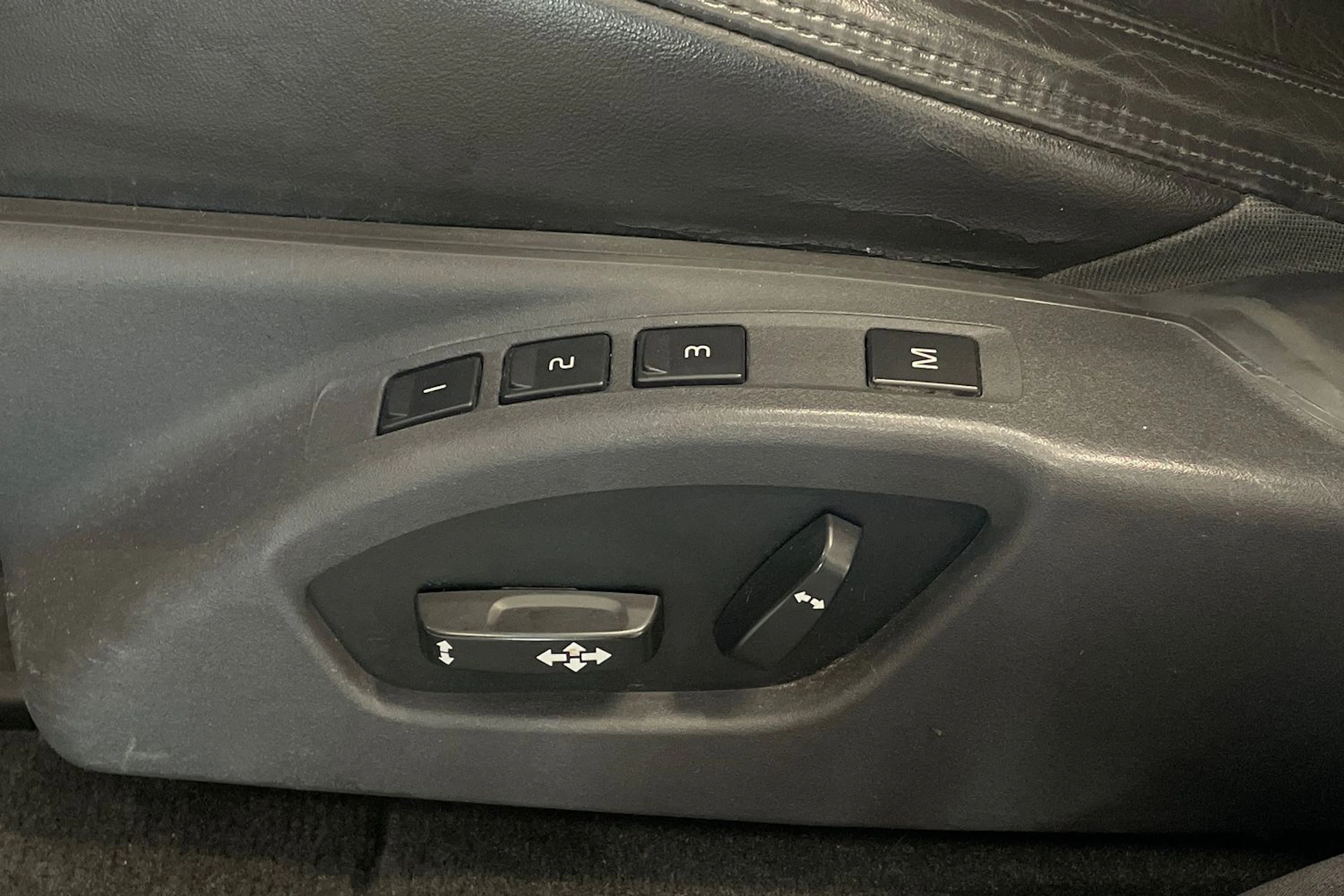 valkoinen Volvo XC60 2014 kuva 12.