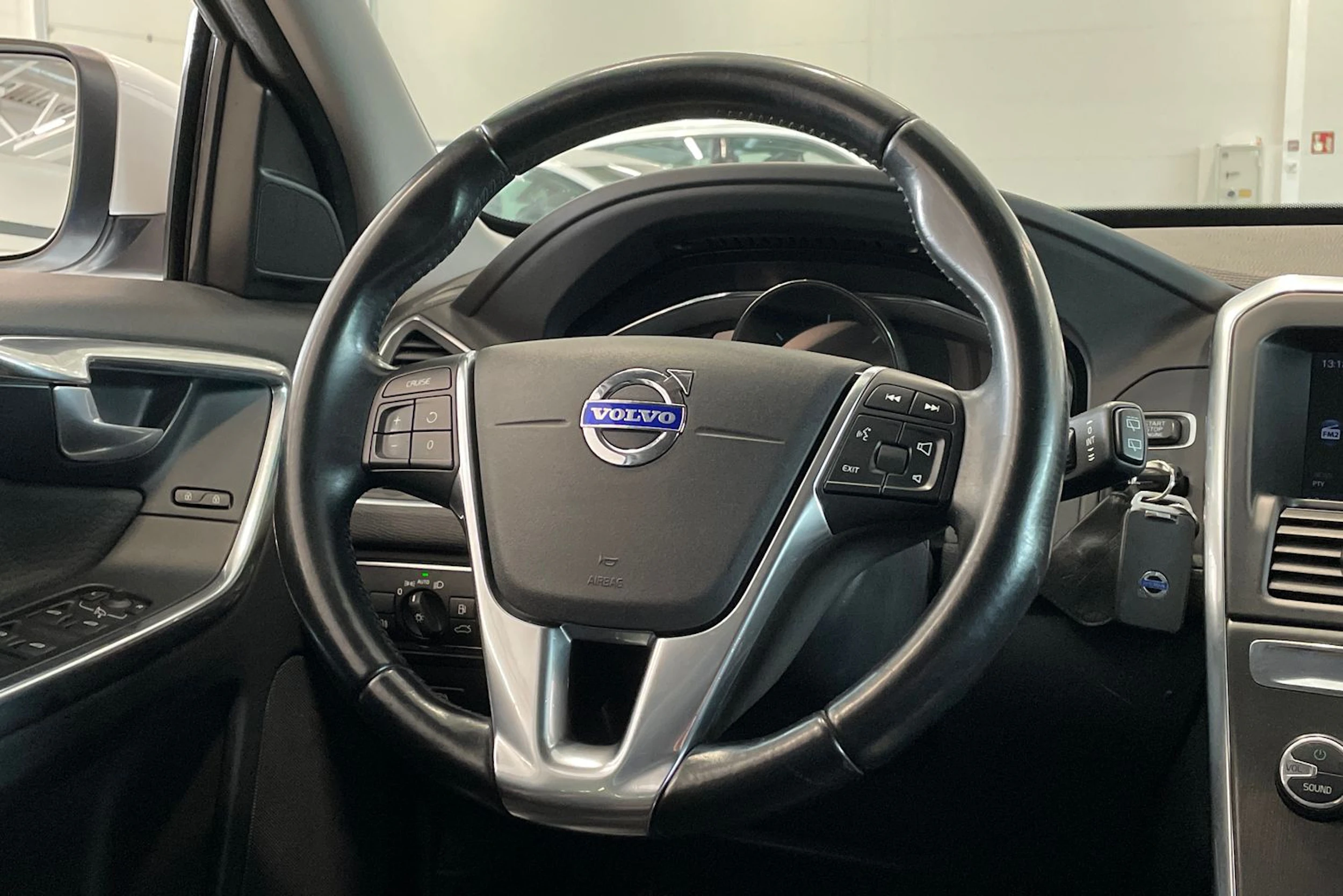 valkoinen Volvo XC60 2014 kuva 13.