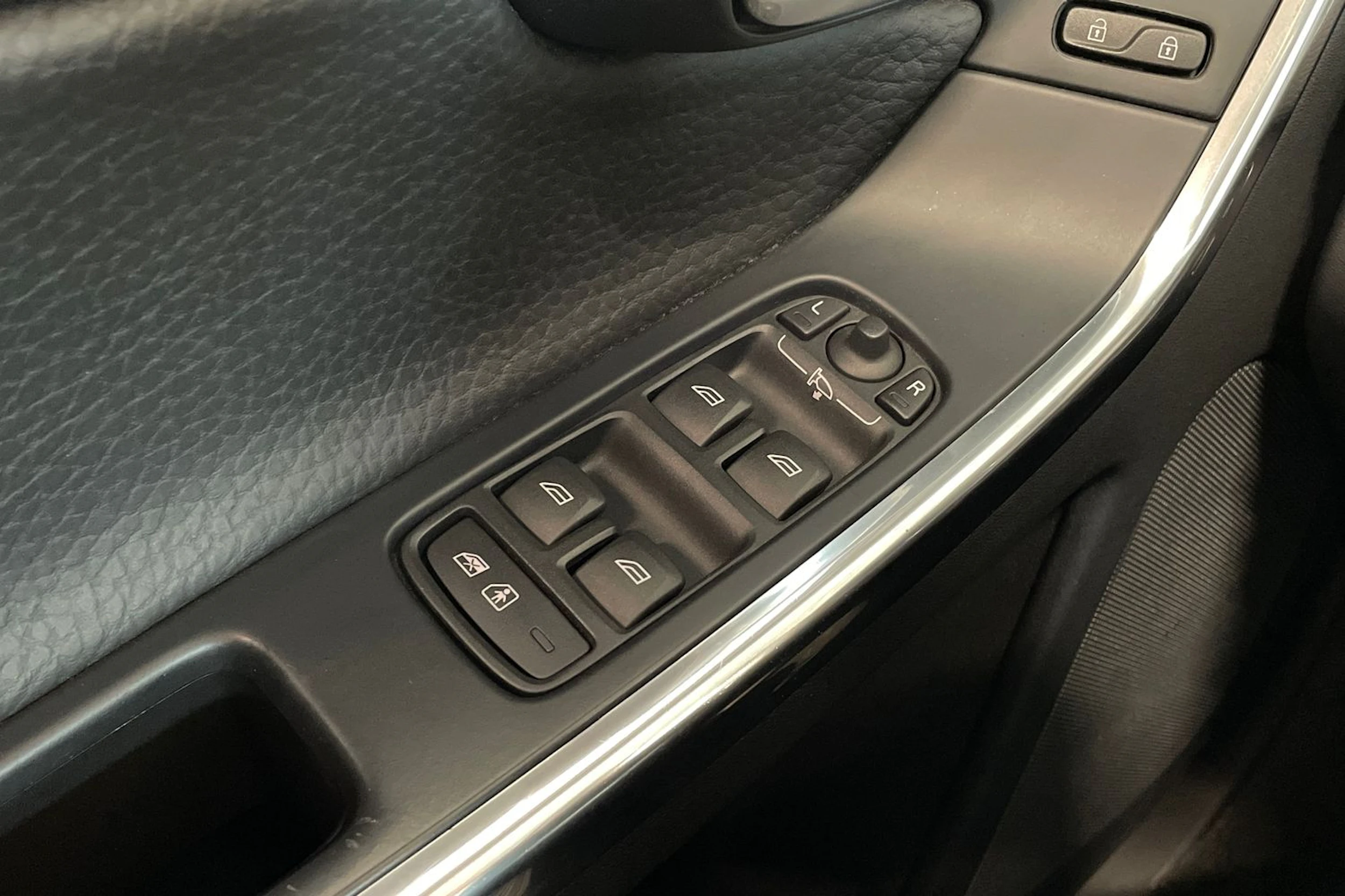 valkoinen Volvo XC60 2014 kuva 24.
