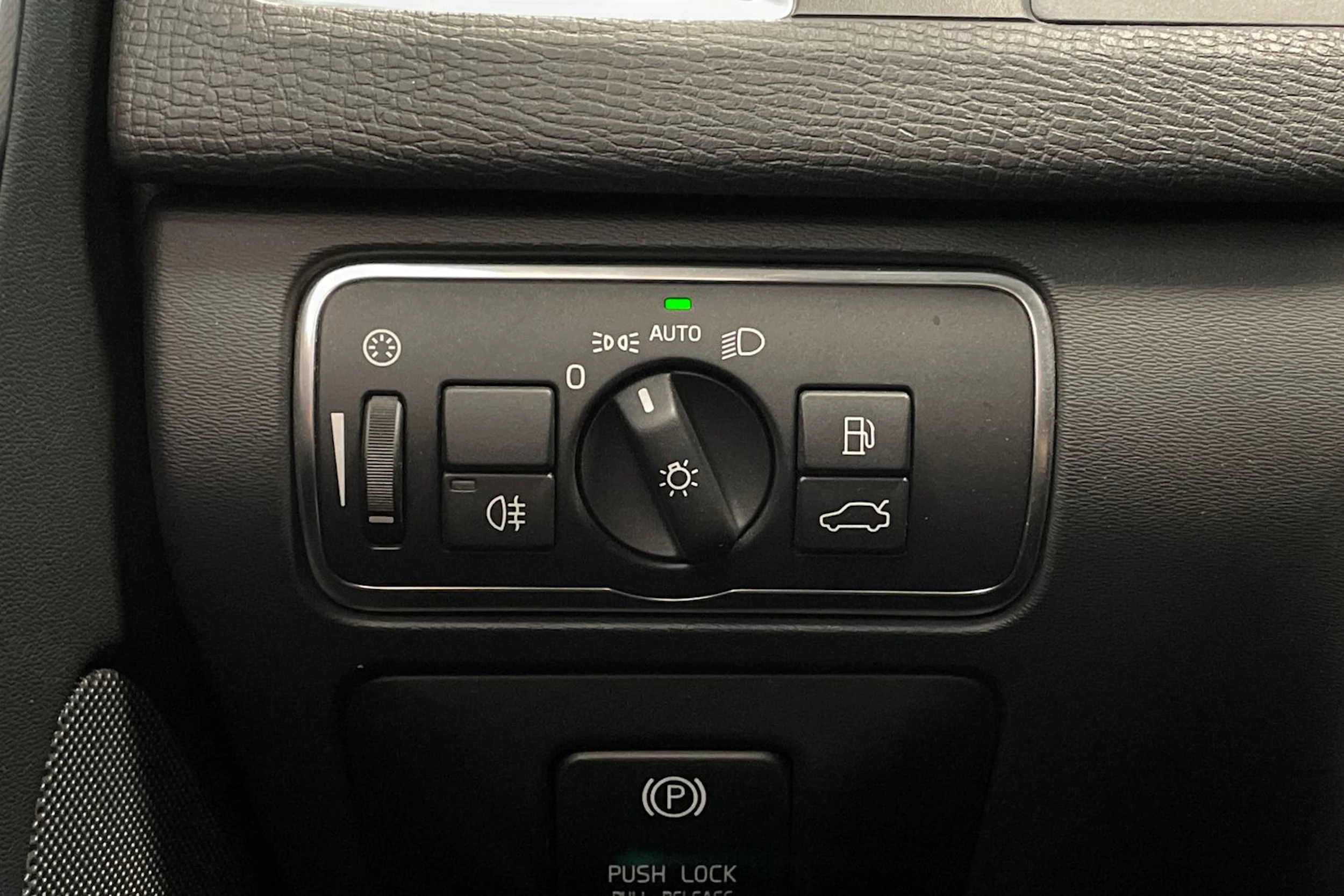 valkoinen Volvo XC60 2014 kuva 25.