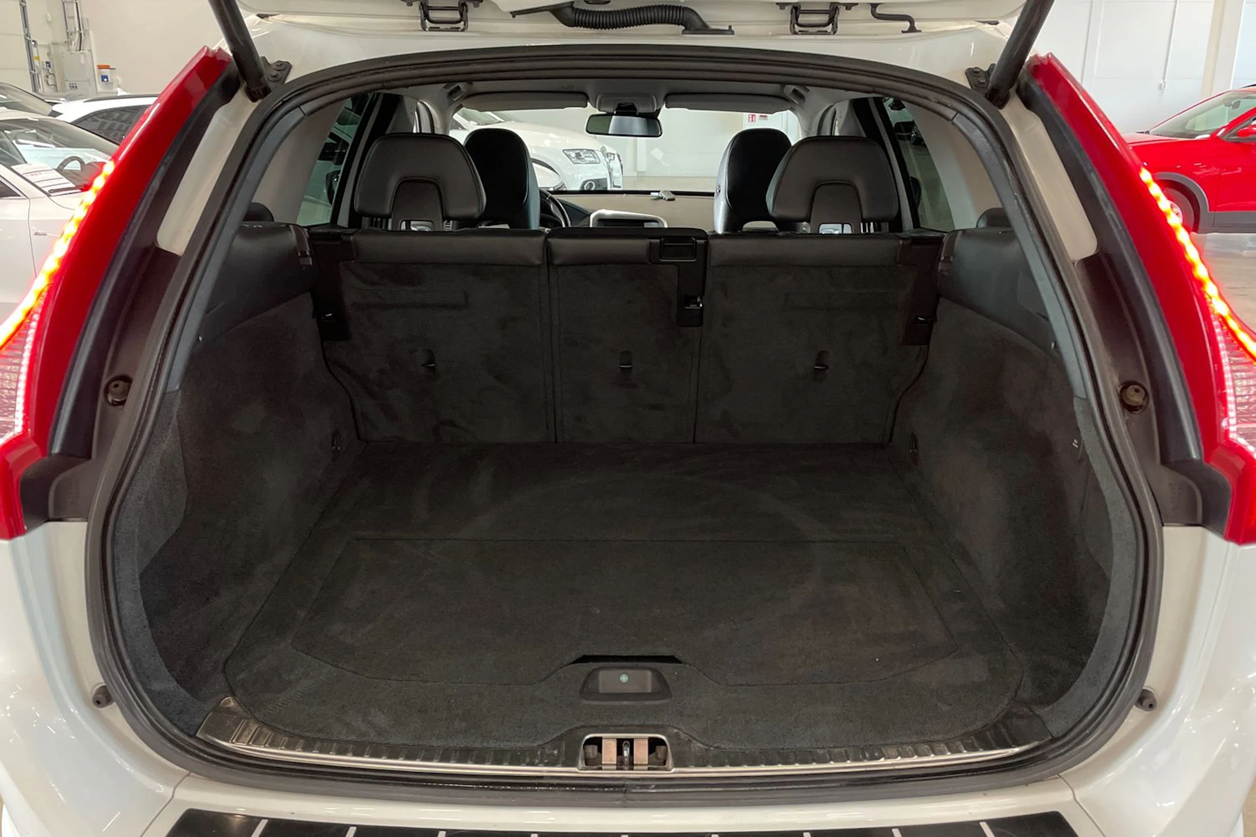 valkoinen Volvo XC60 2014 kuva 26.