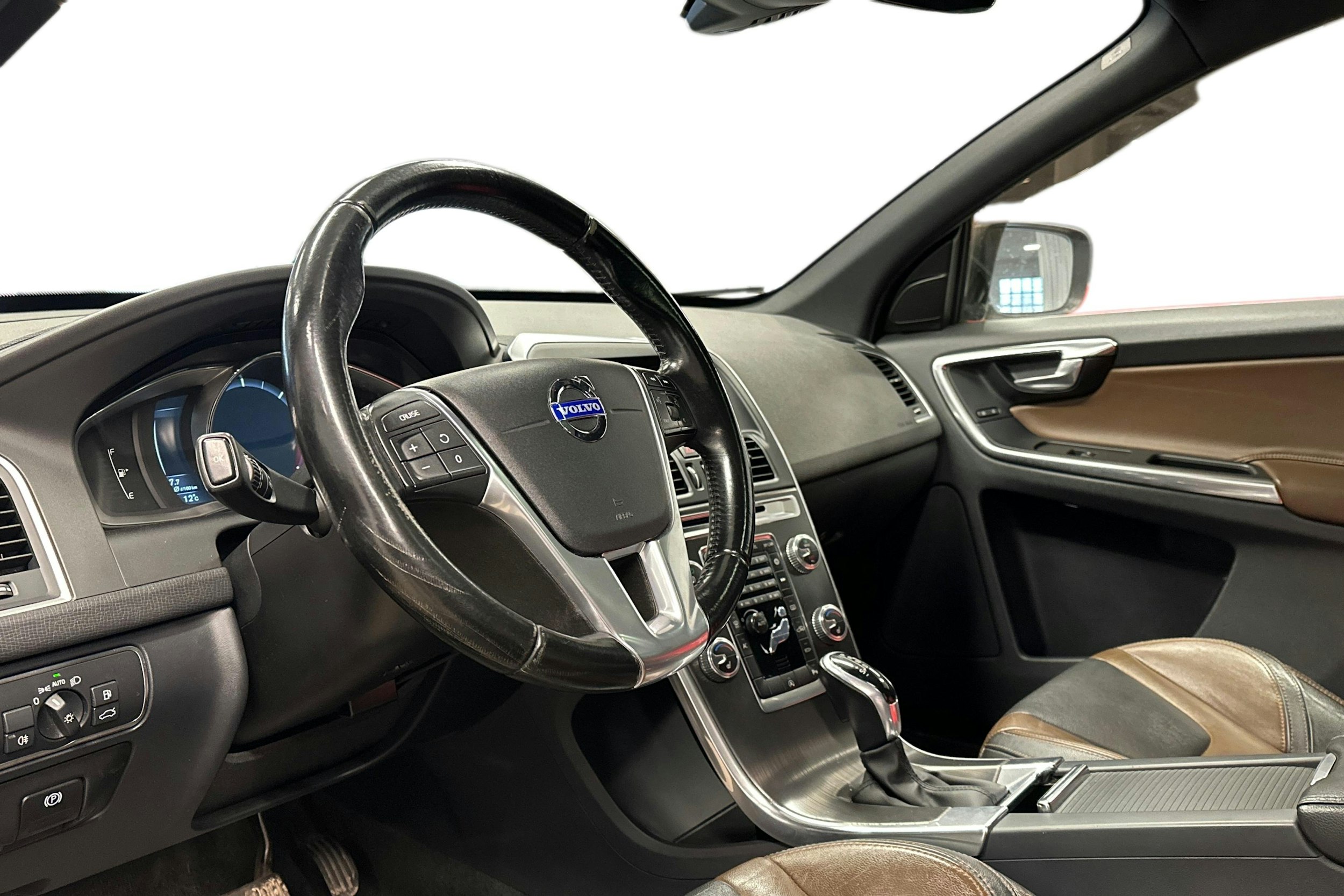 sininen Volvo XC60 2015 kuva 3.