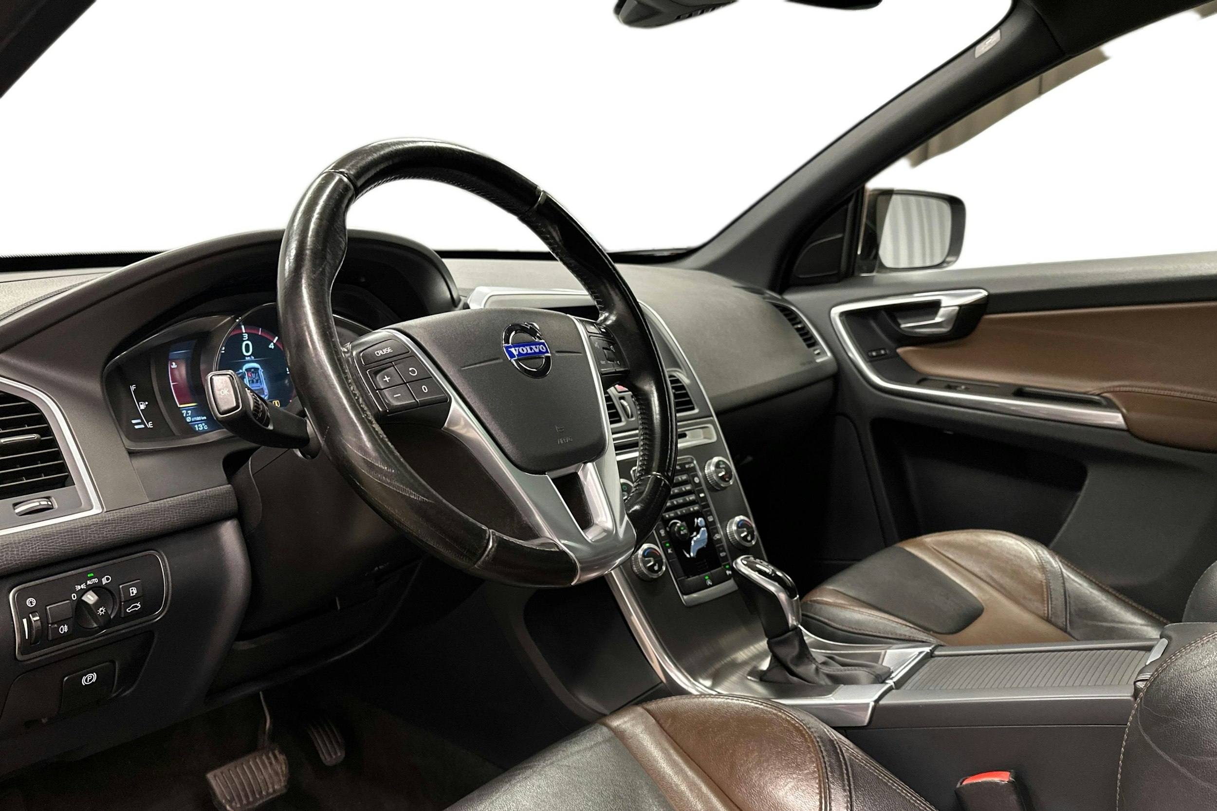 sininen Volvo XC60 2015 kuva 7.