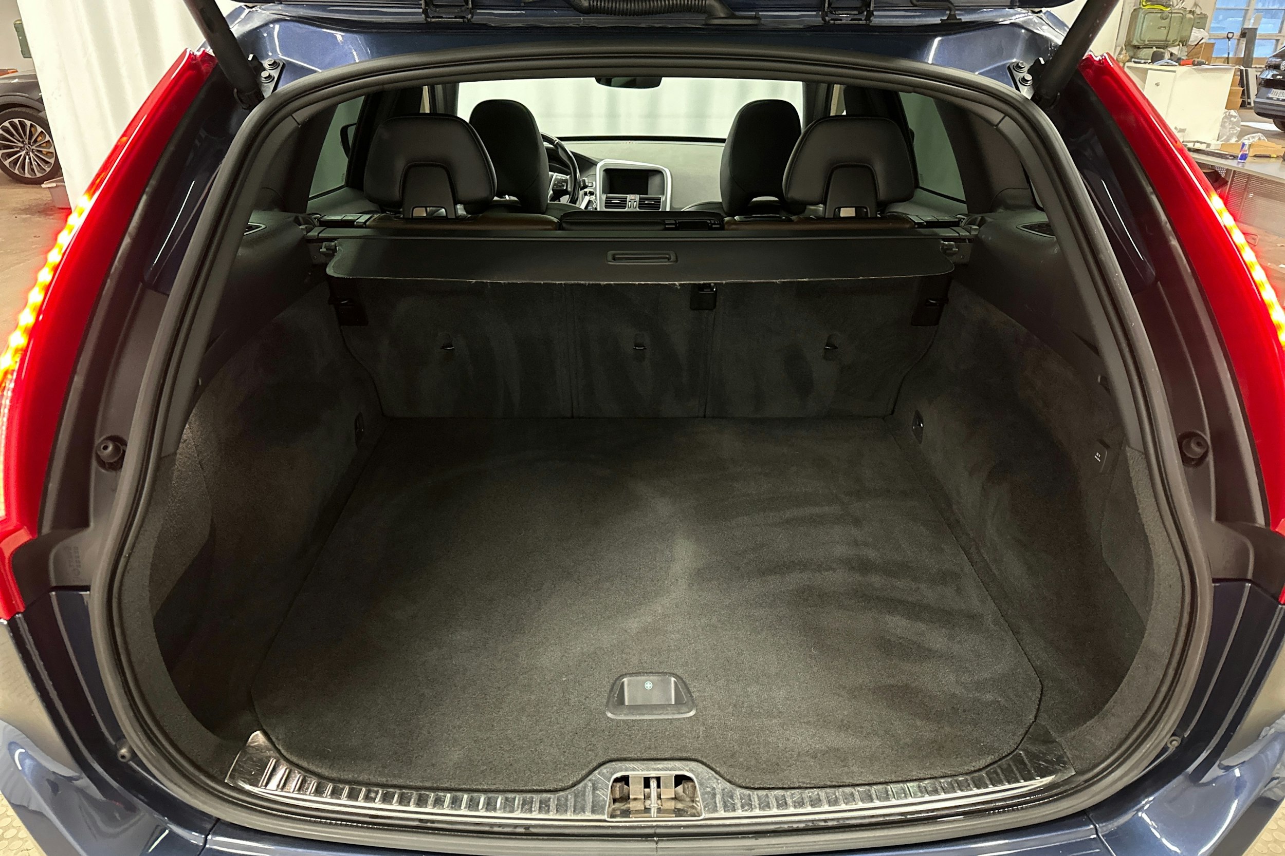 sininen Volvo XC60 2015 kuva 14.