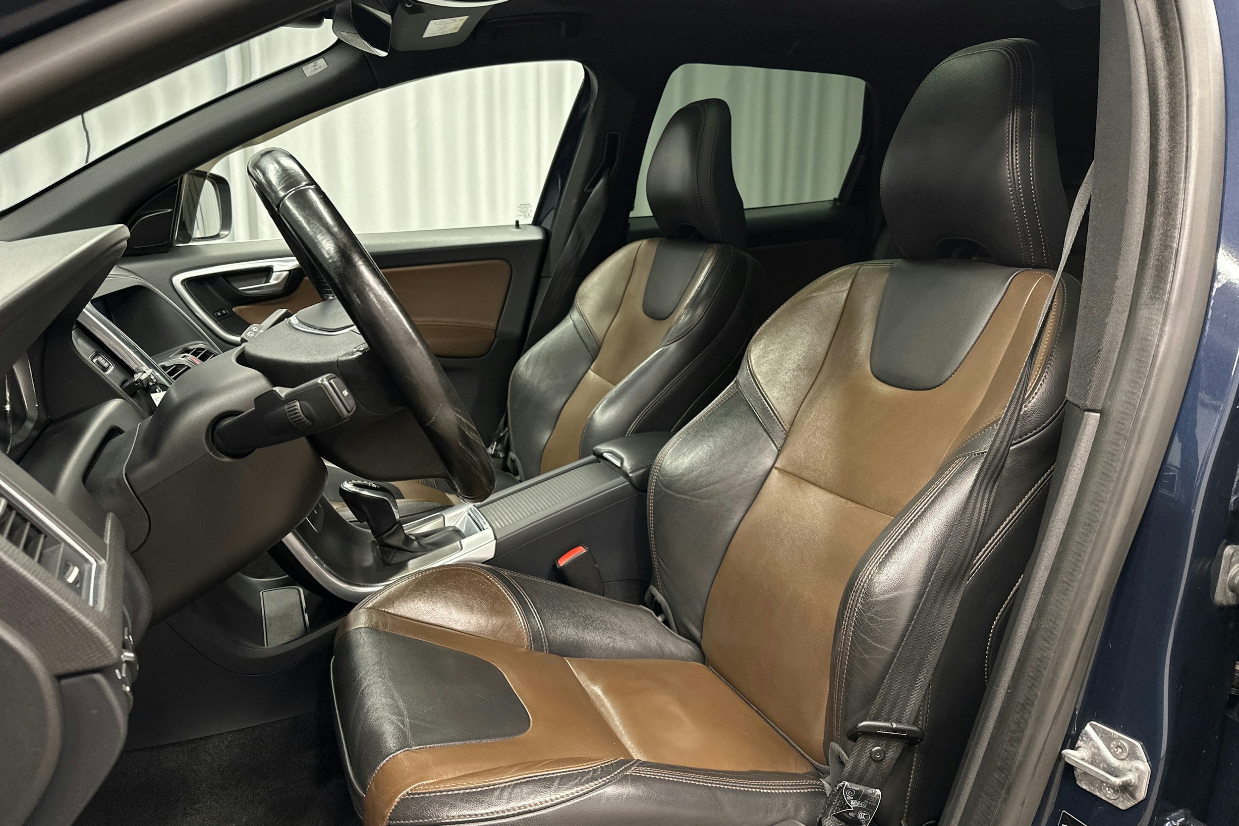 sininen Volvo XC60 2015 kuva 16.