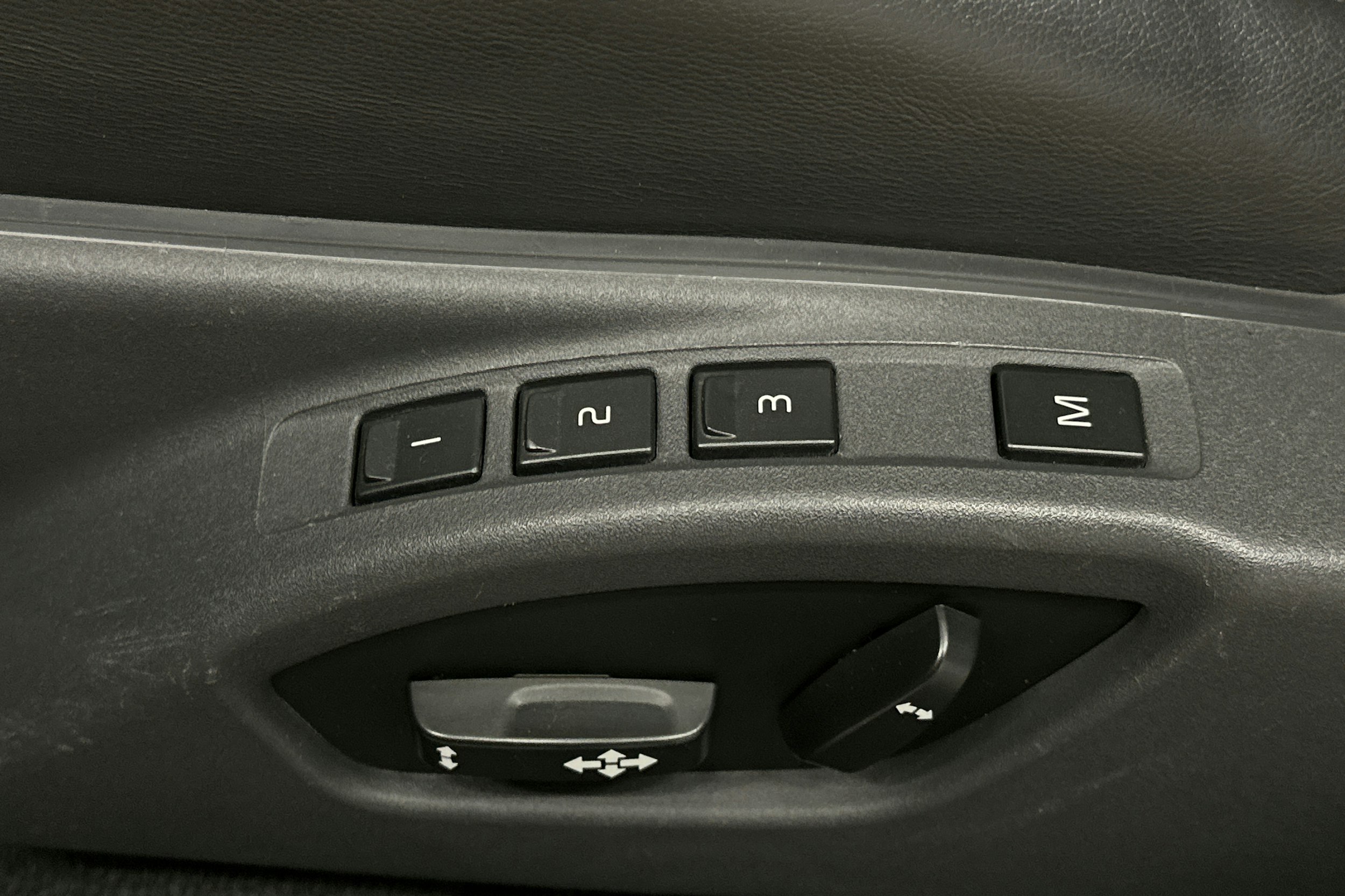 sininen Volvo XC60 2015 kuva 17.