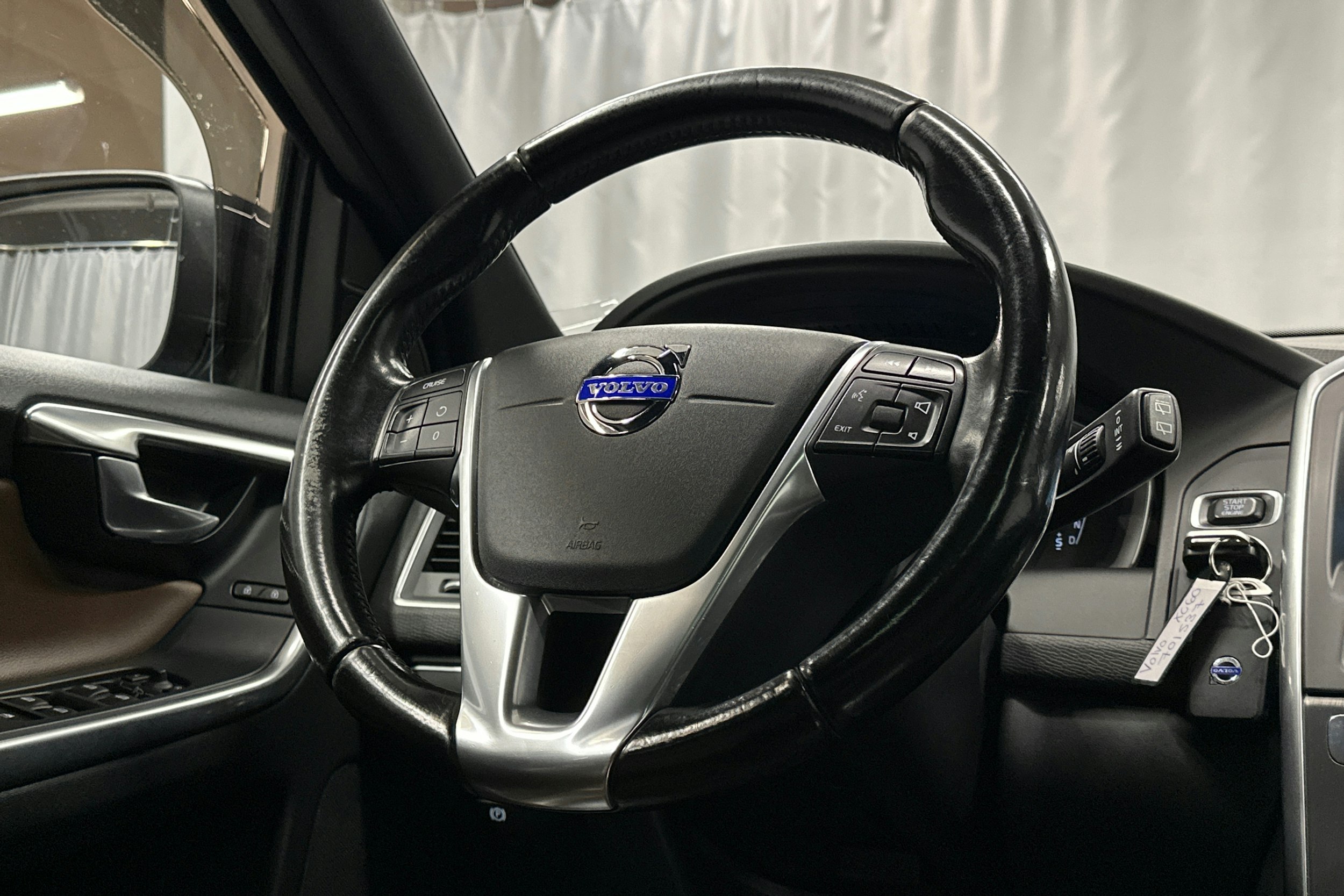 sininen Volvo XC60 2015 kuva 18.