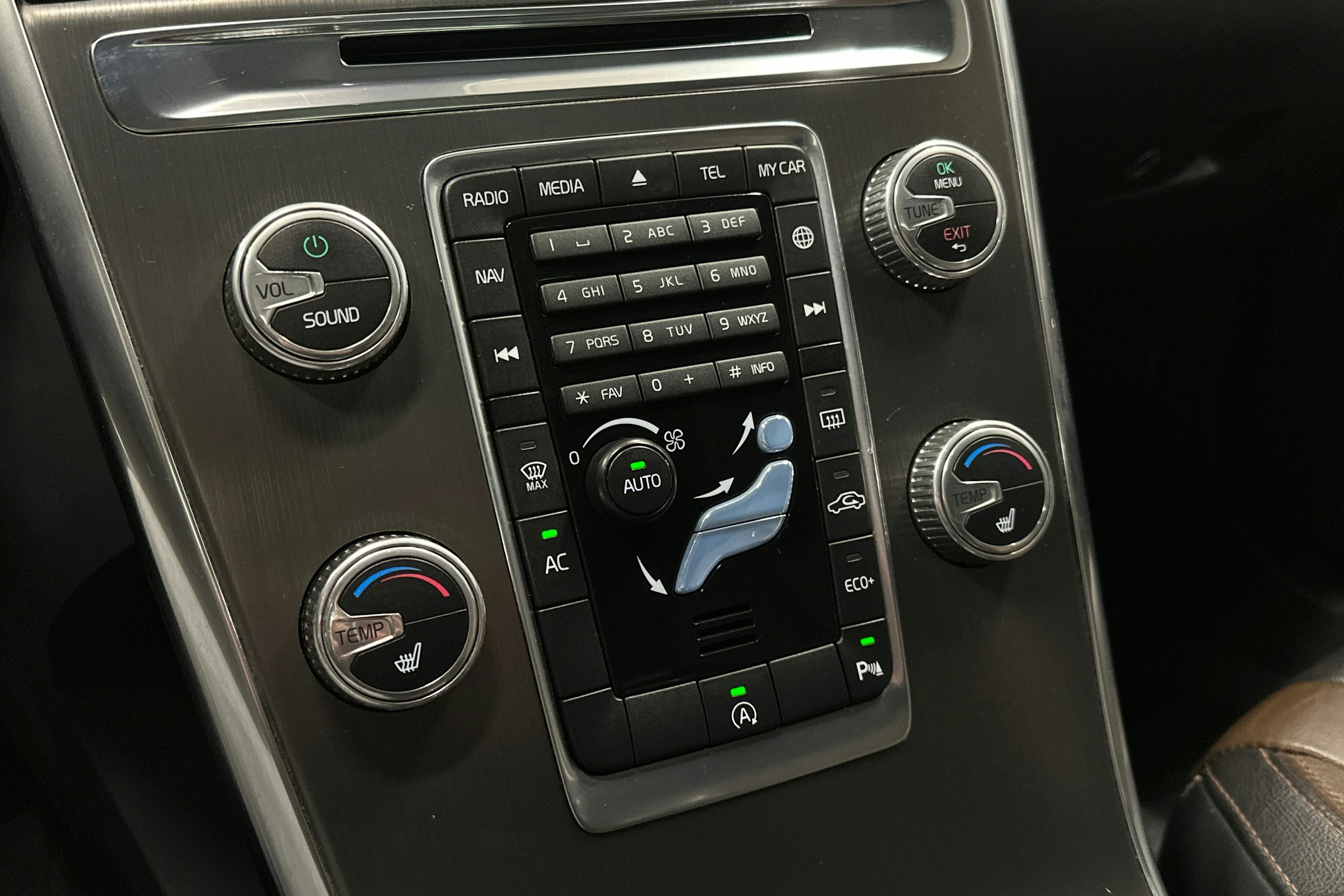 sininen Volvo XC60 2015 kuva 26.