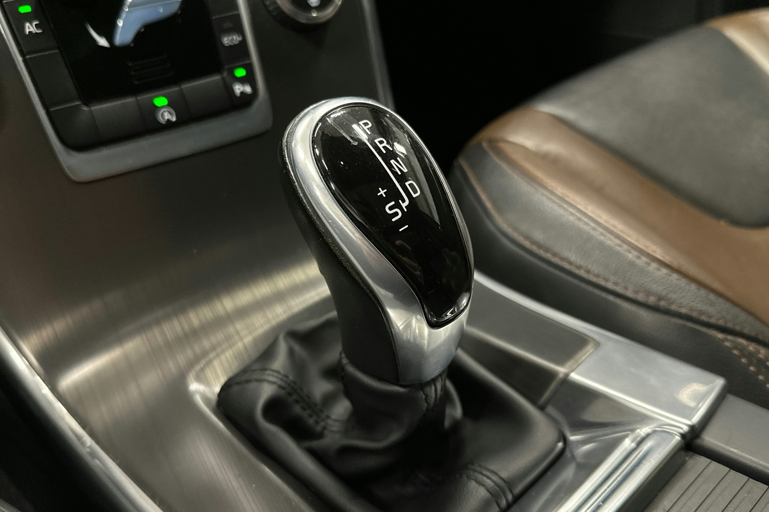 sininen Volvo XC60 2015 kuva 27.