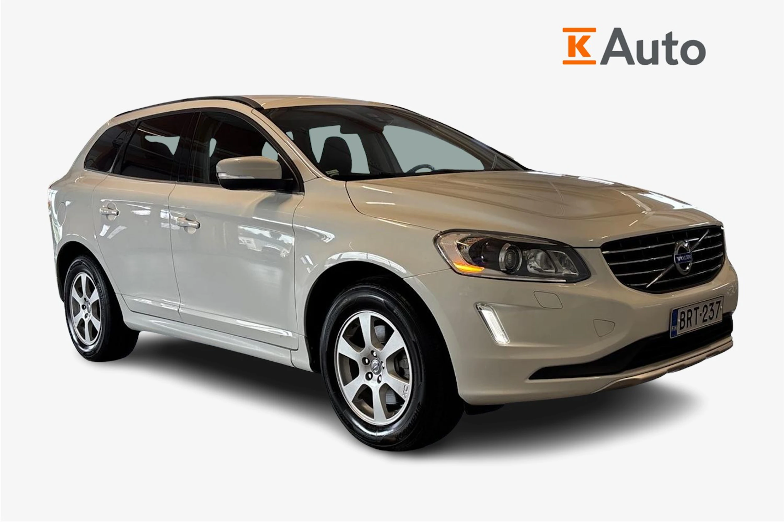 Valkoinen Volvo XC60 2015 kuva 1.