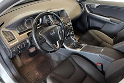 Valkoinen Volvo XC60 2015 kuva 6.