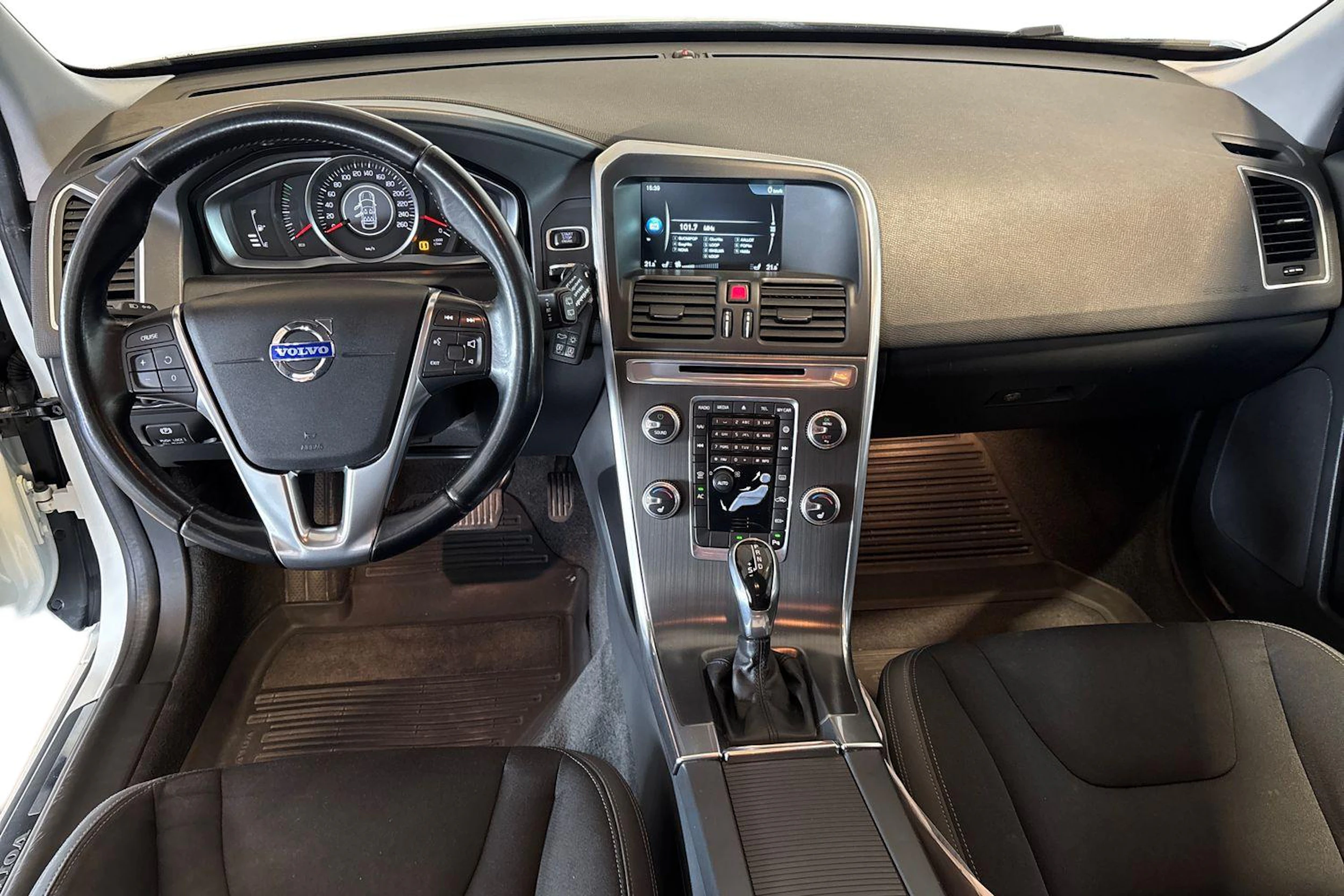 Valkoinen Volvo XC60 2015 kuva 7.