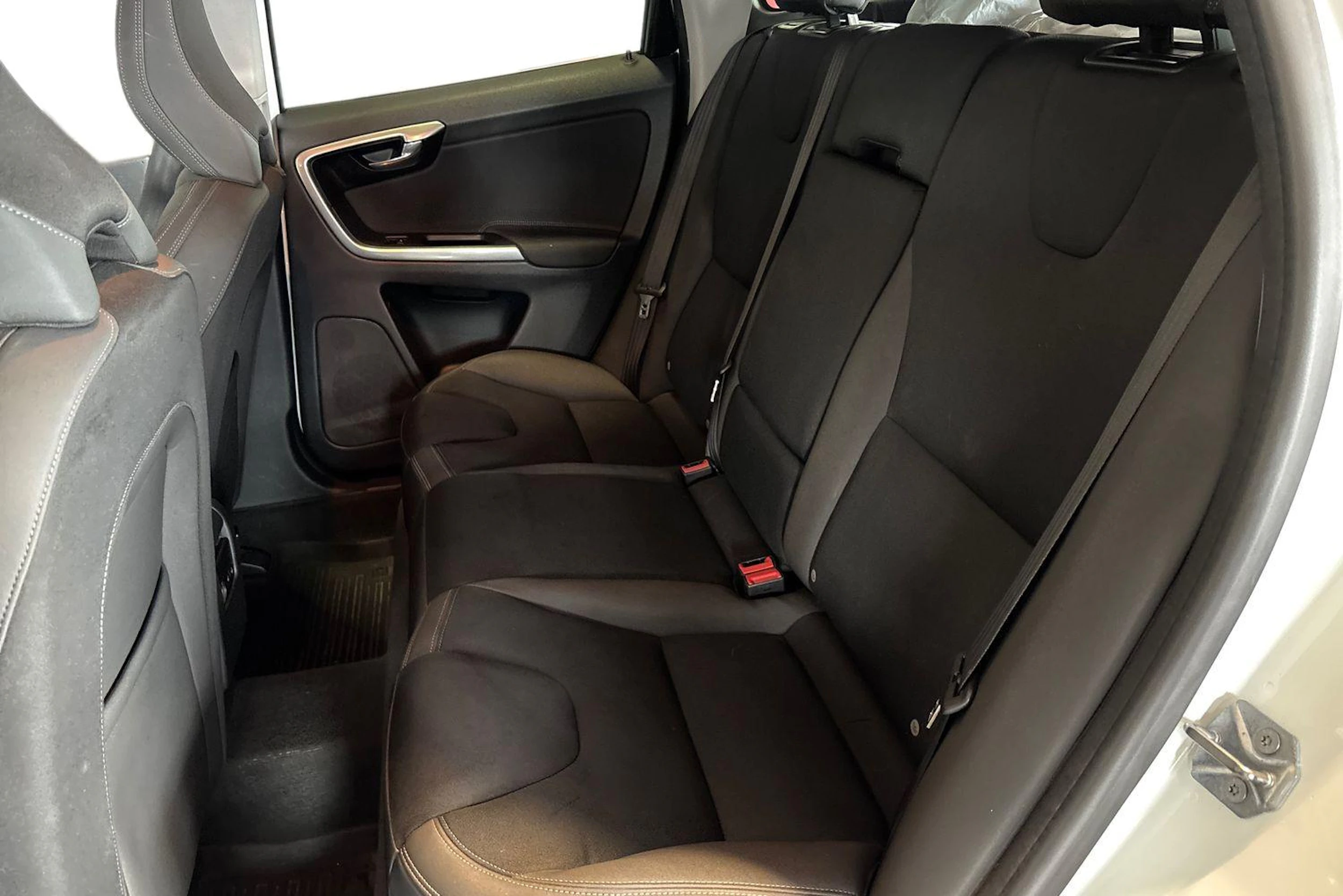 Valkoinen Volvo XC60 2015 kuva 8.