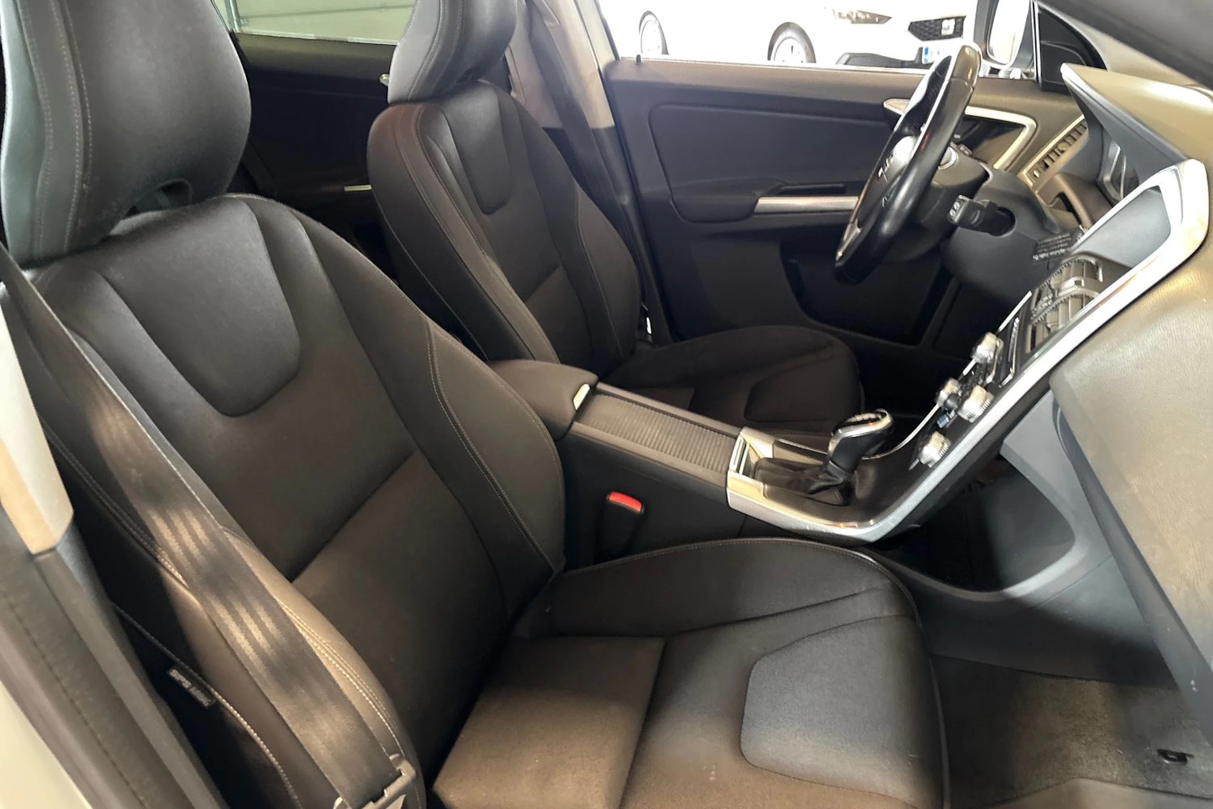 Valkoinen Volvo XC60 2015 kuva 11.