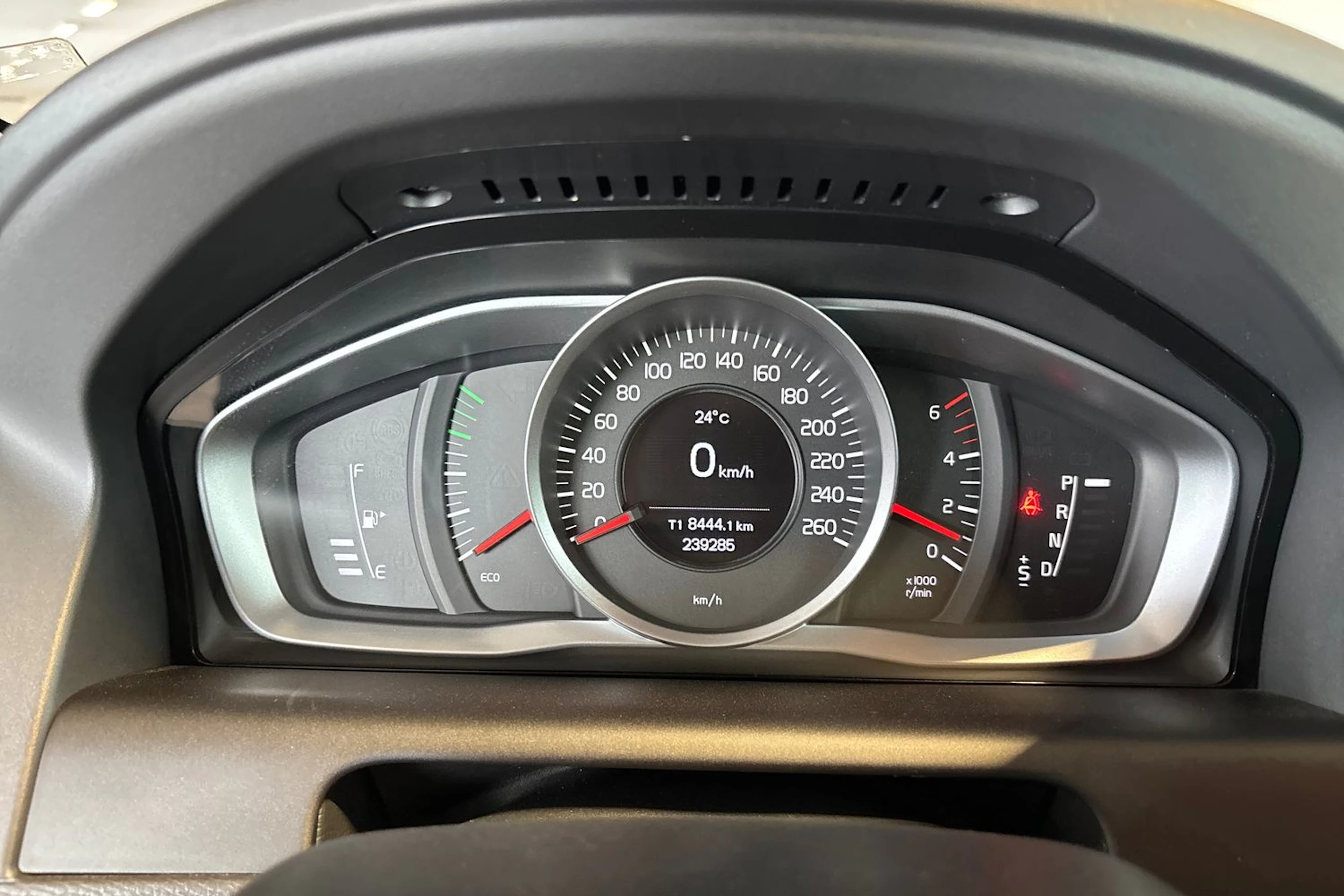 Valkoinen Volvo XC60 2015 kuva 14.