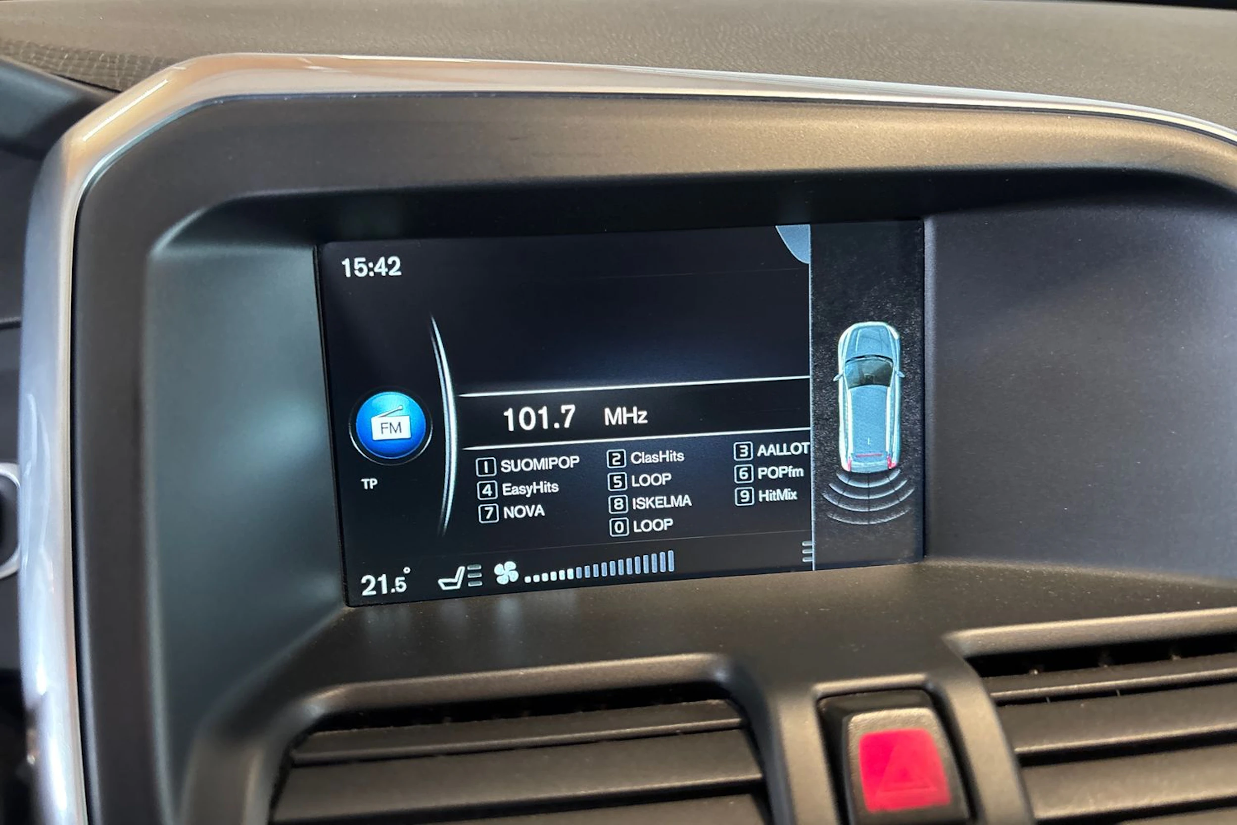 Valkoinen Volvo XC60 2015 kuva 18.