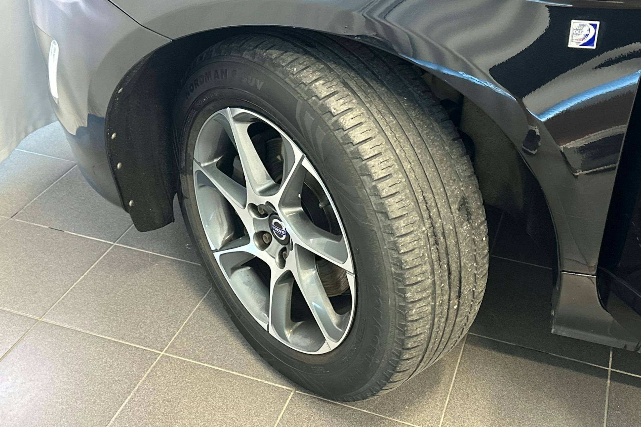 musta Volvo XC60 2015 kuva 13.