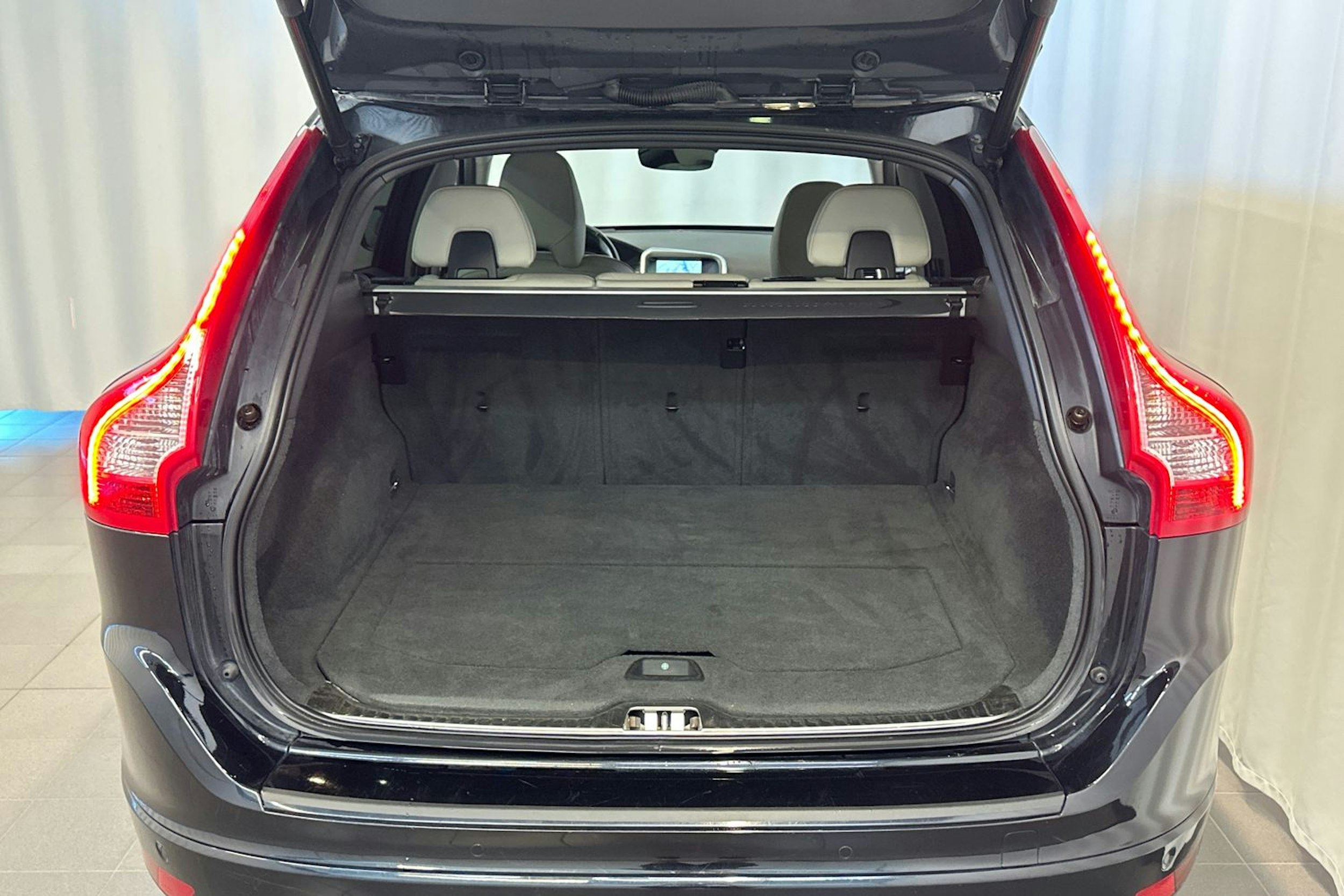 musta Volvo XC60 2015 kuva 14.