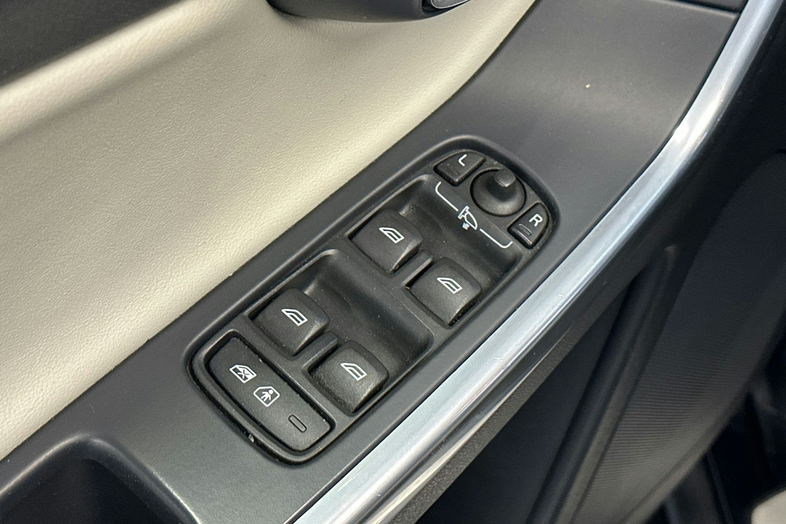 musta Volvo XC60 2015 kuva 16.