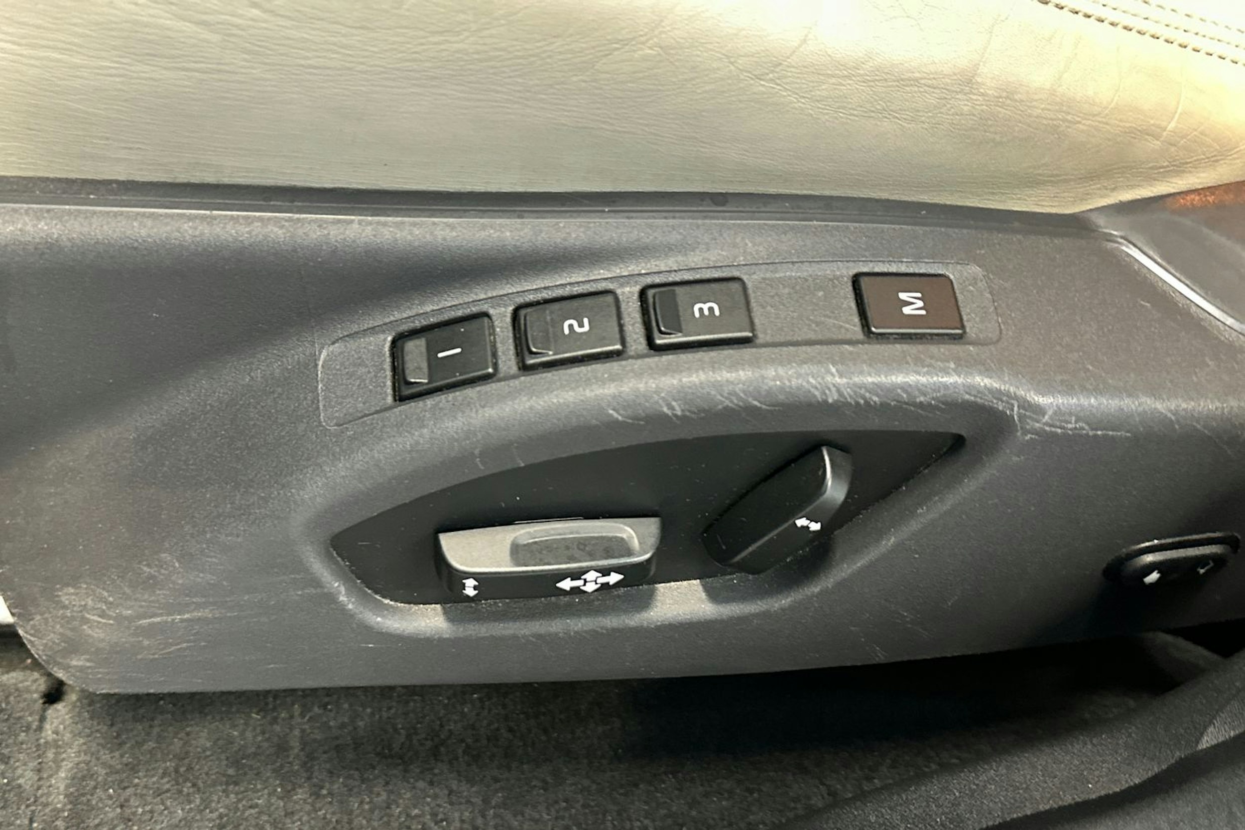 musta Volvo XC60 2015 kuva 17.