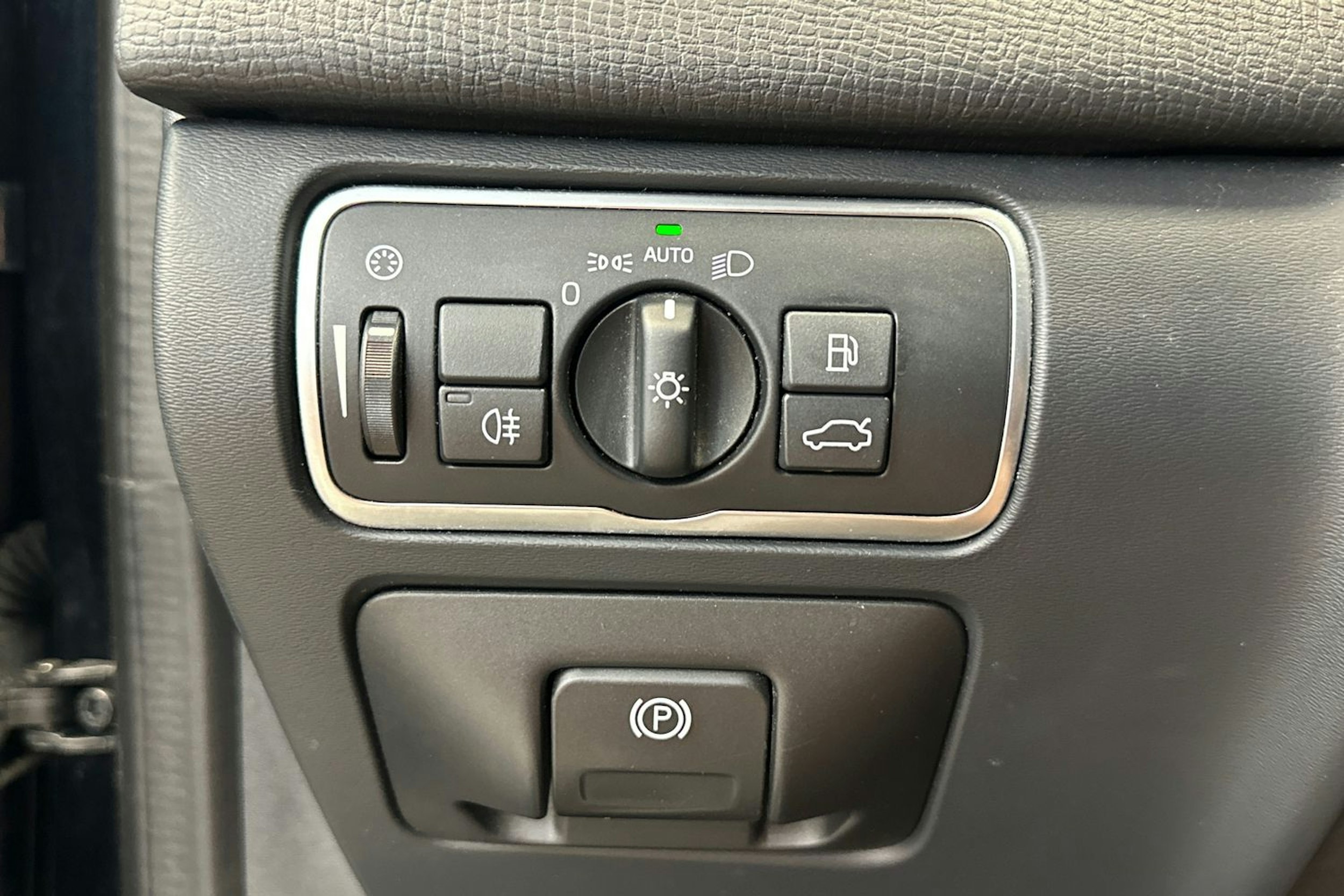 musta Volvo XC60 2015 kuva 18.