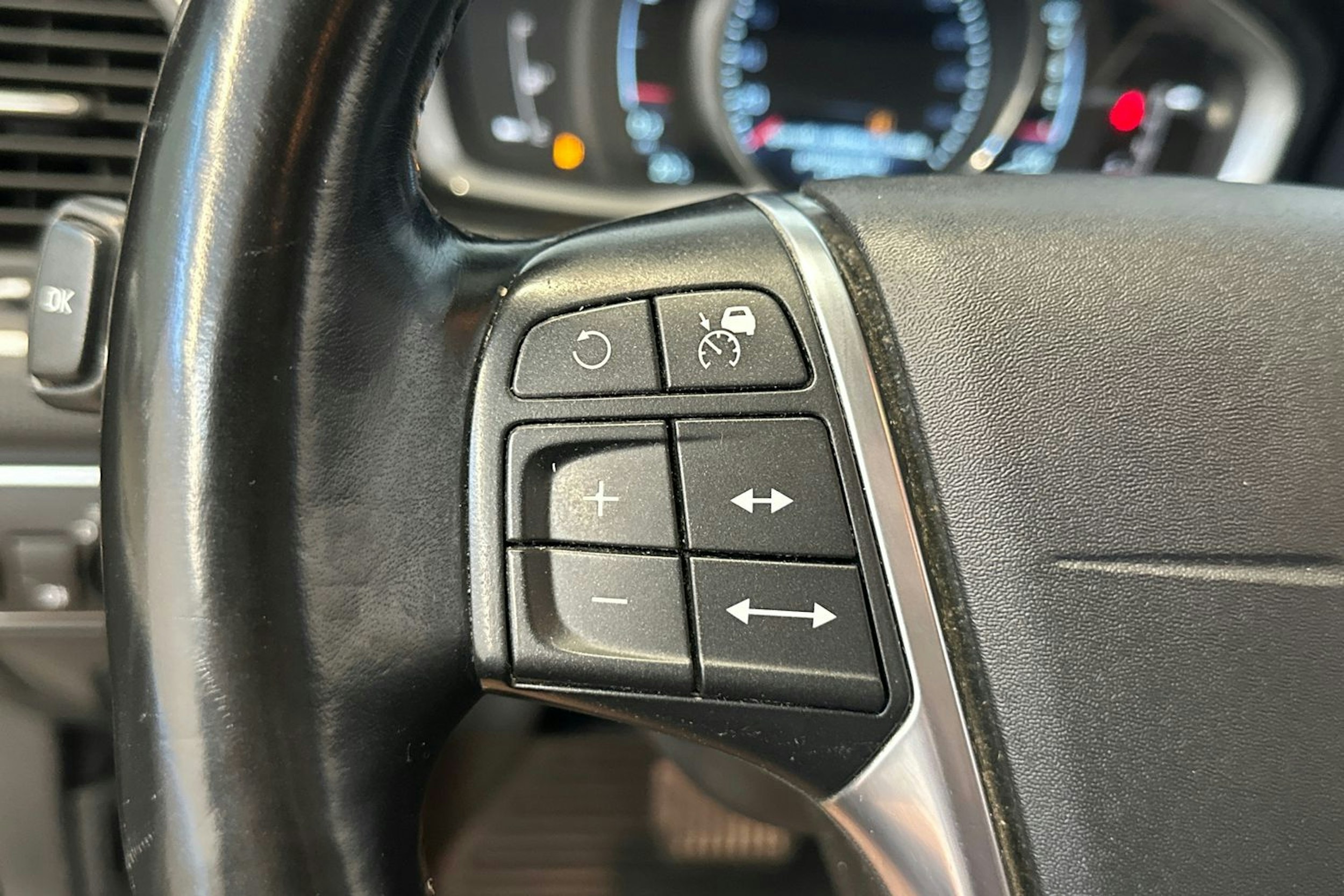 musta Volvo XC60 2015 kuva 19.