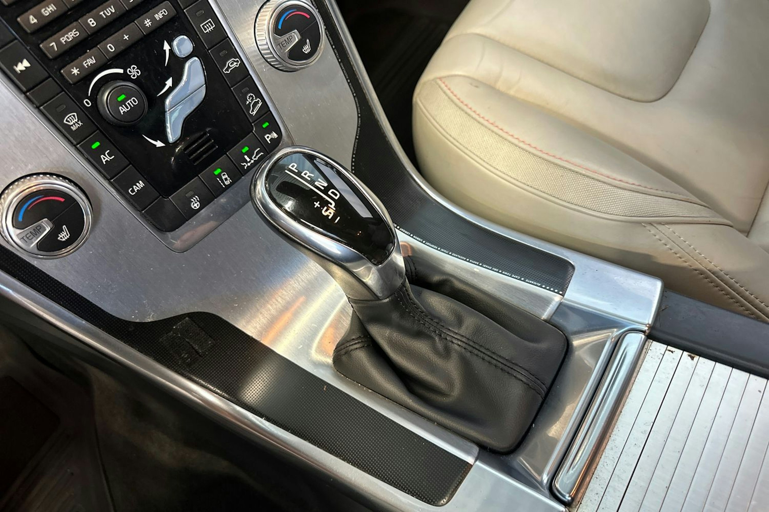 musta Volvo XC60 2015 kuva 22.