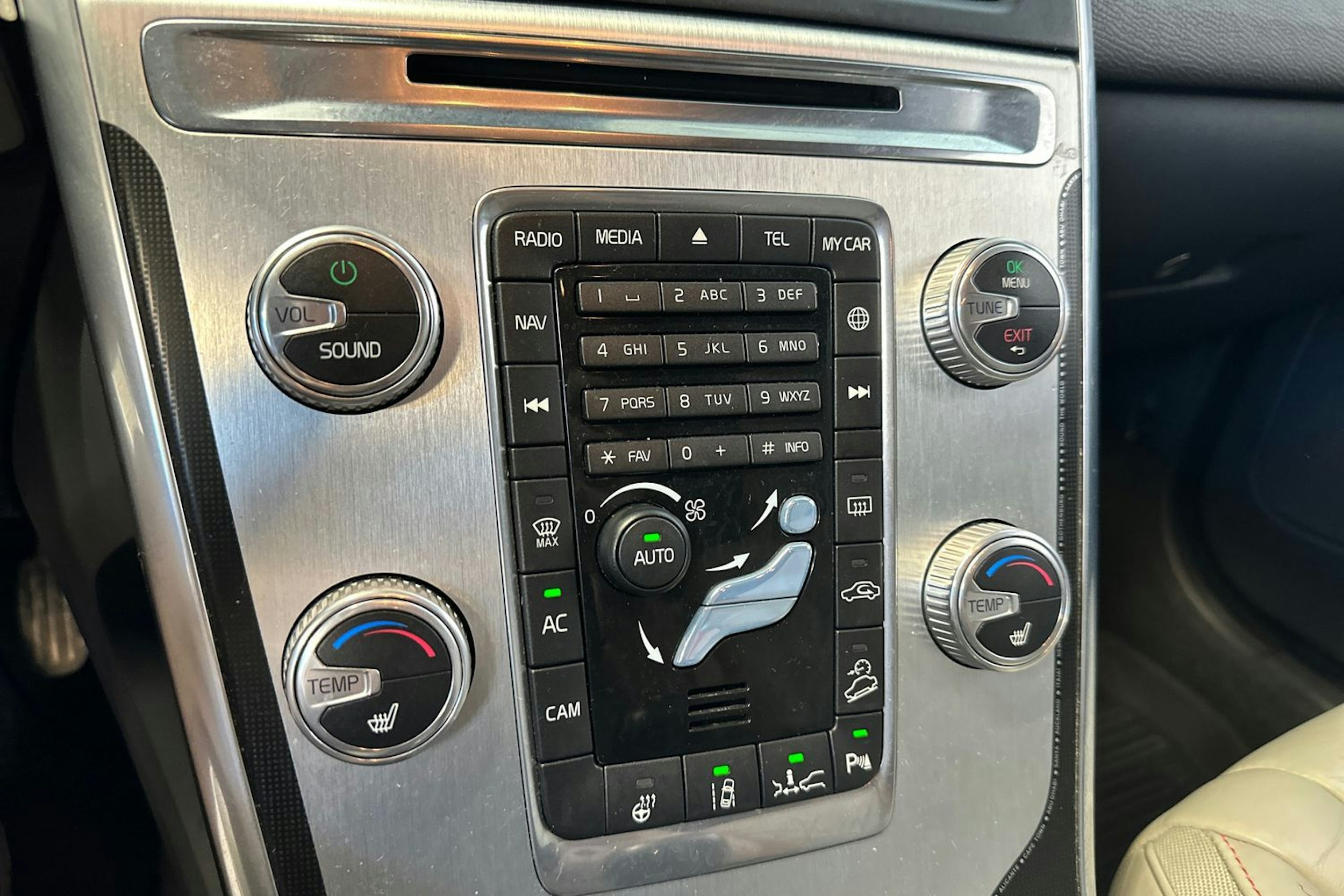 musta Volvo XC60 2015 kuva 23.