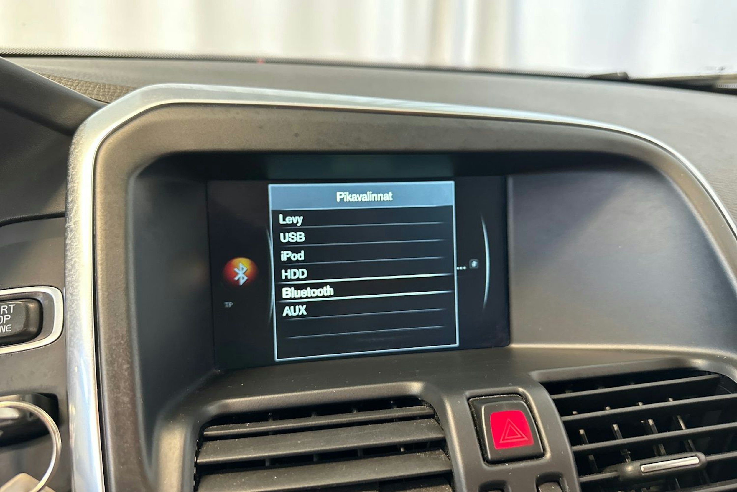 musta Volvo XC60 2015 kuva 24.