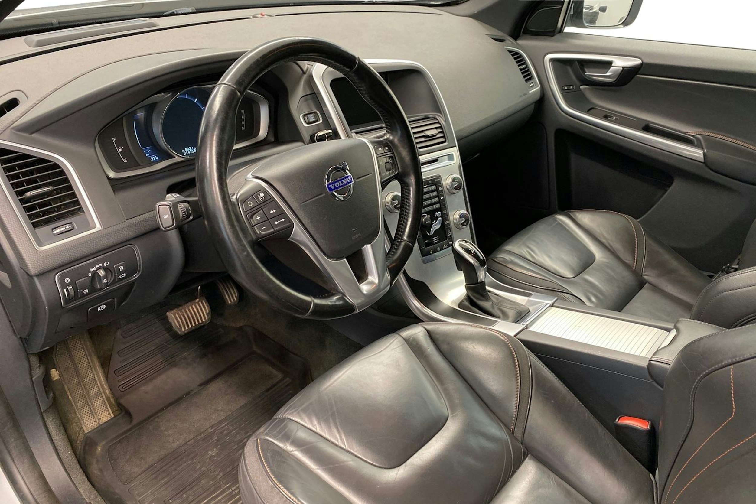Harmaa Volvo XC60 2015 kuva 7.