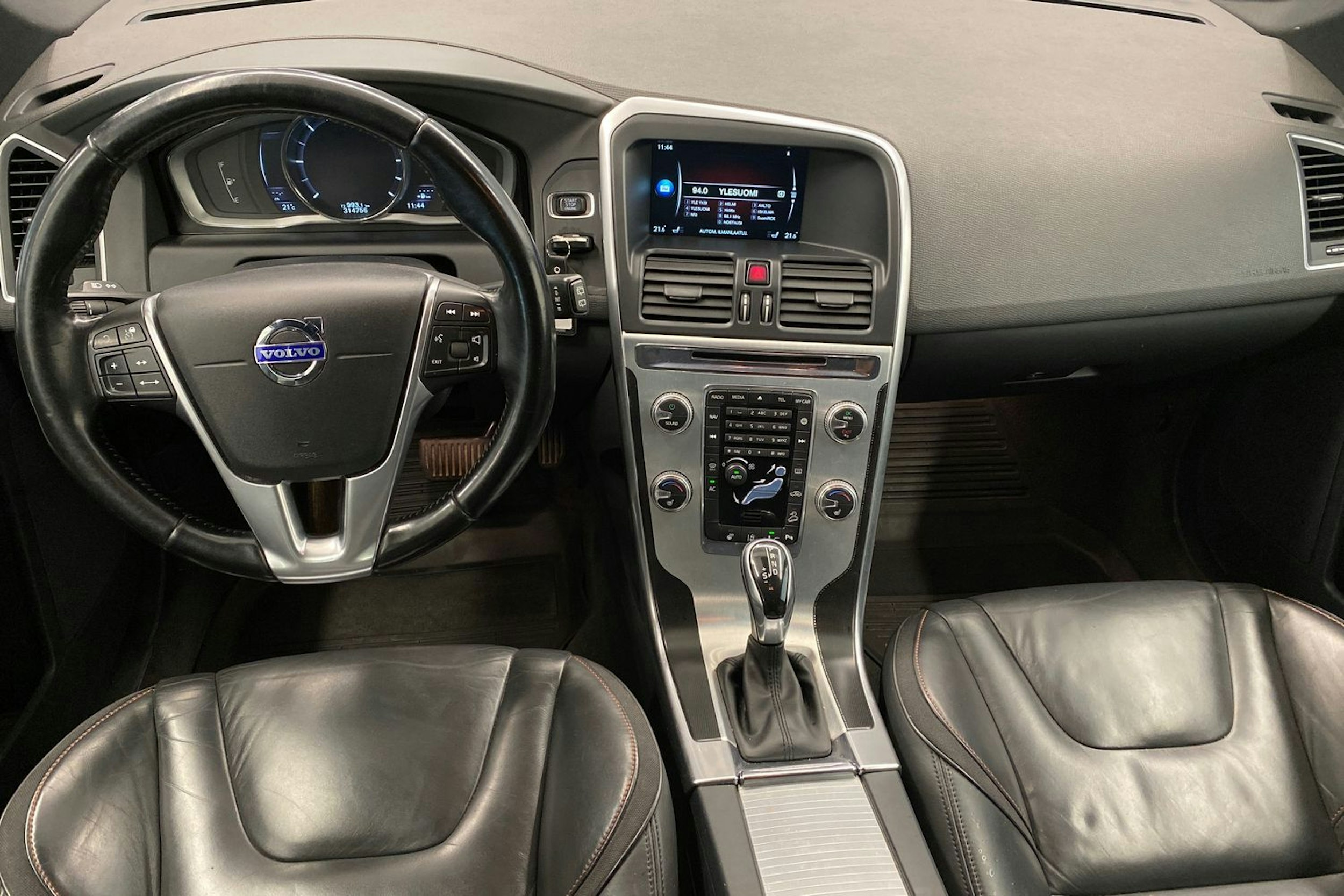 Harmaa Volvo XC60 2015 kuva 9.