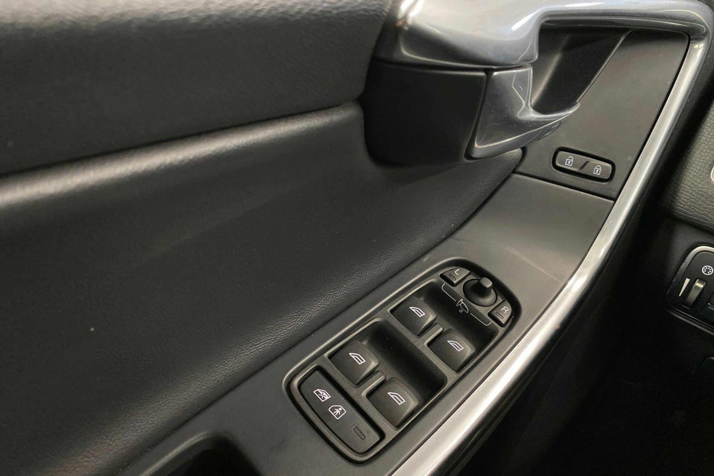 Harmaa Volvo XC60 2015 kuva 19.