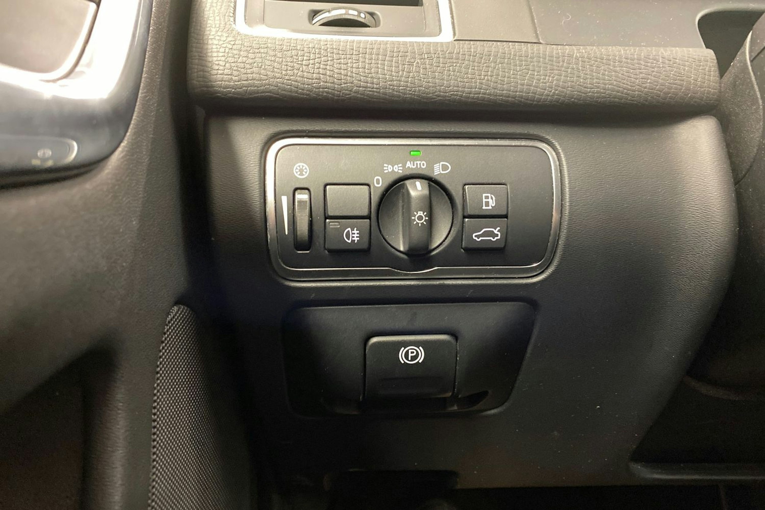 Harmaa Volvo XC60 2015 kuva 20.