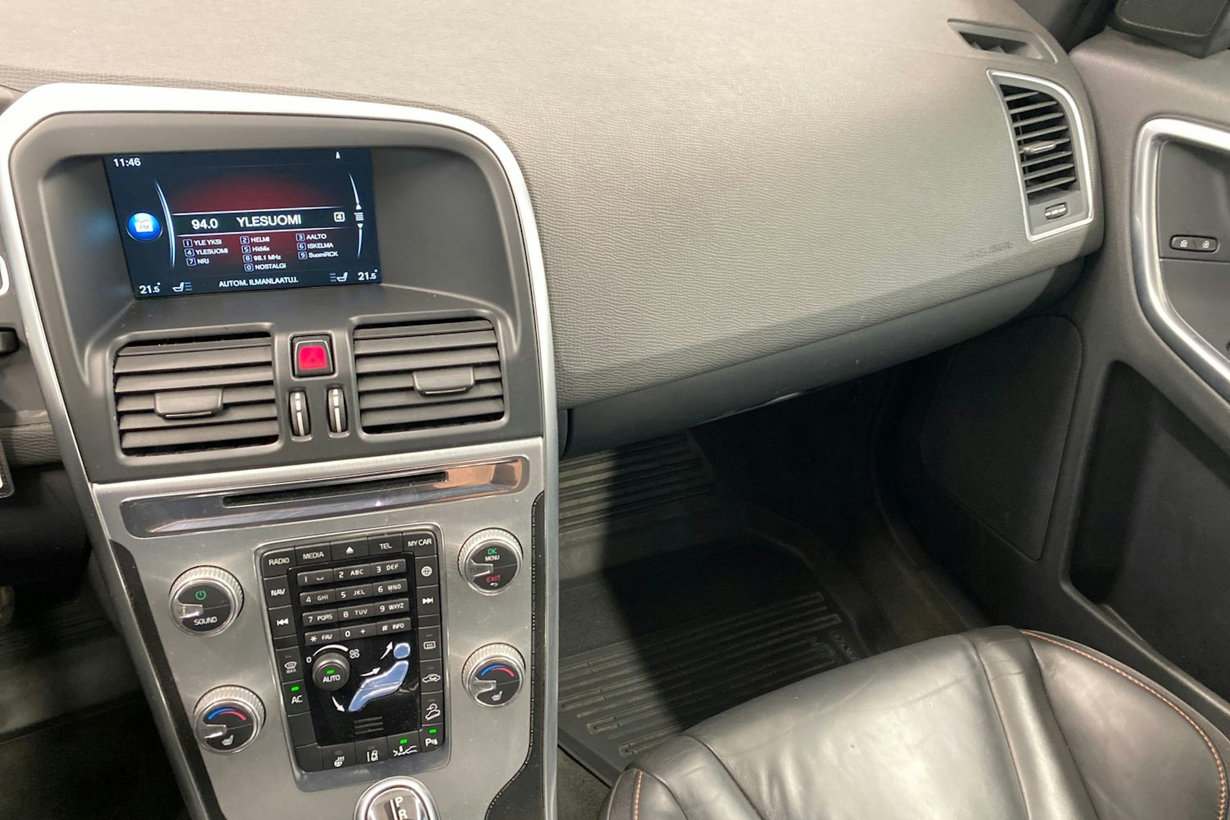 Harmaa Volvo XC60 2015 kuva 21.