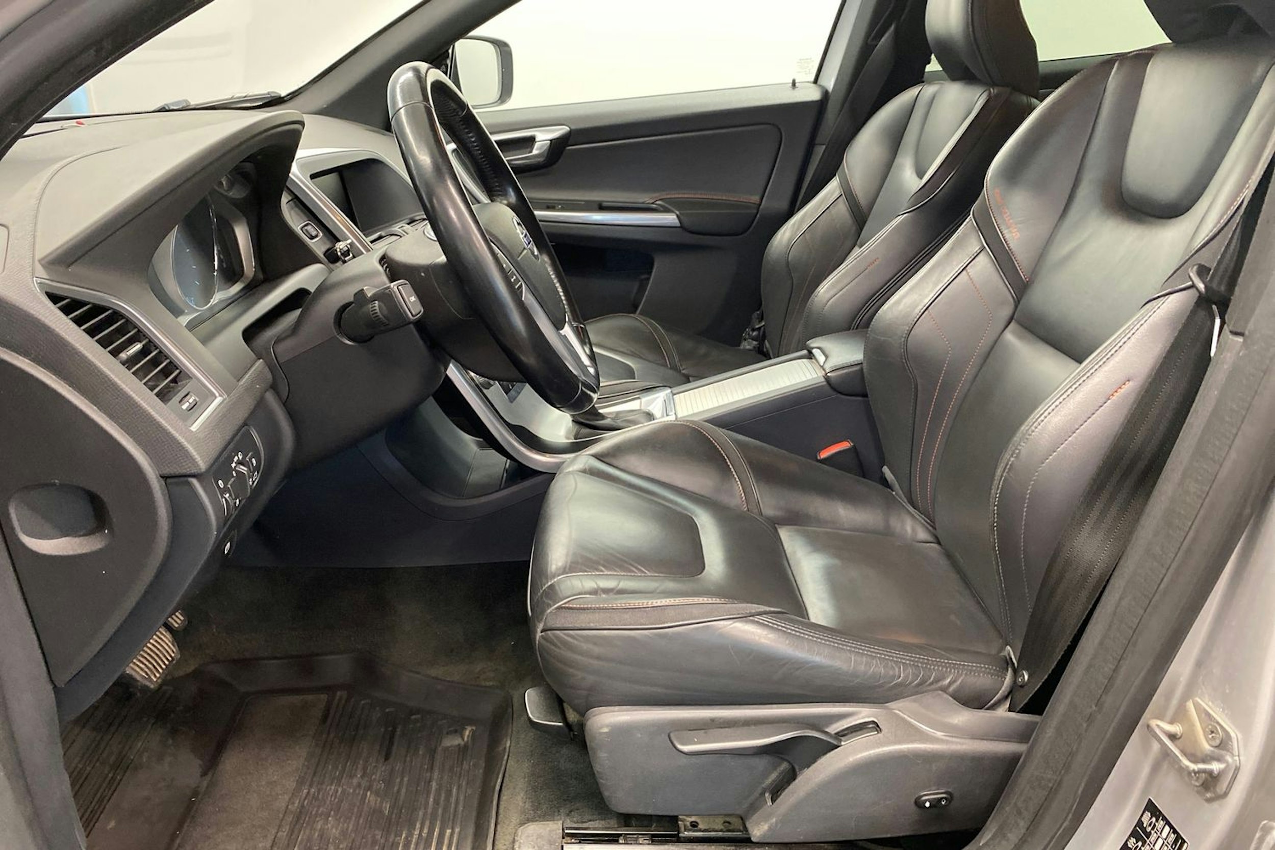 Harmaa Volvo XC60 2015 kuva 27.