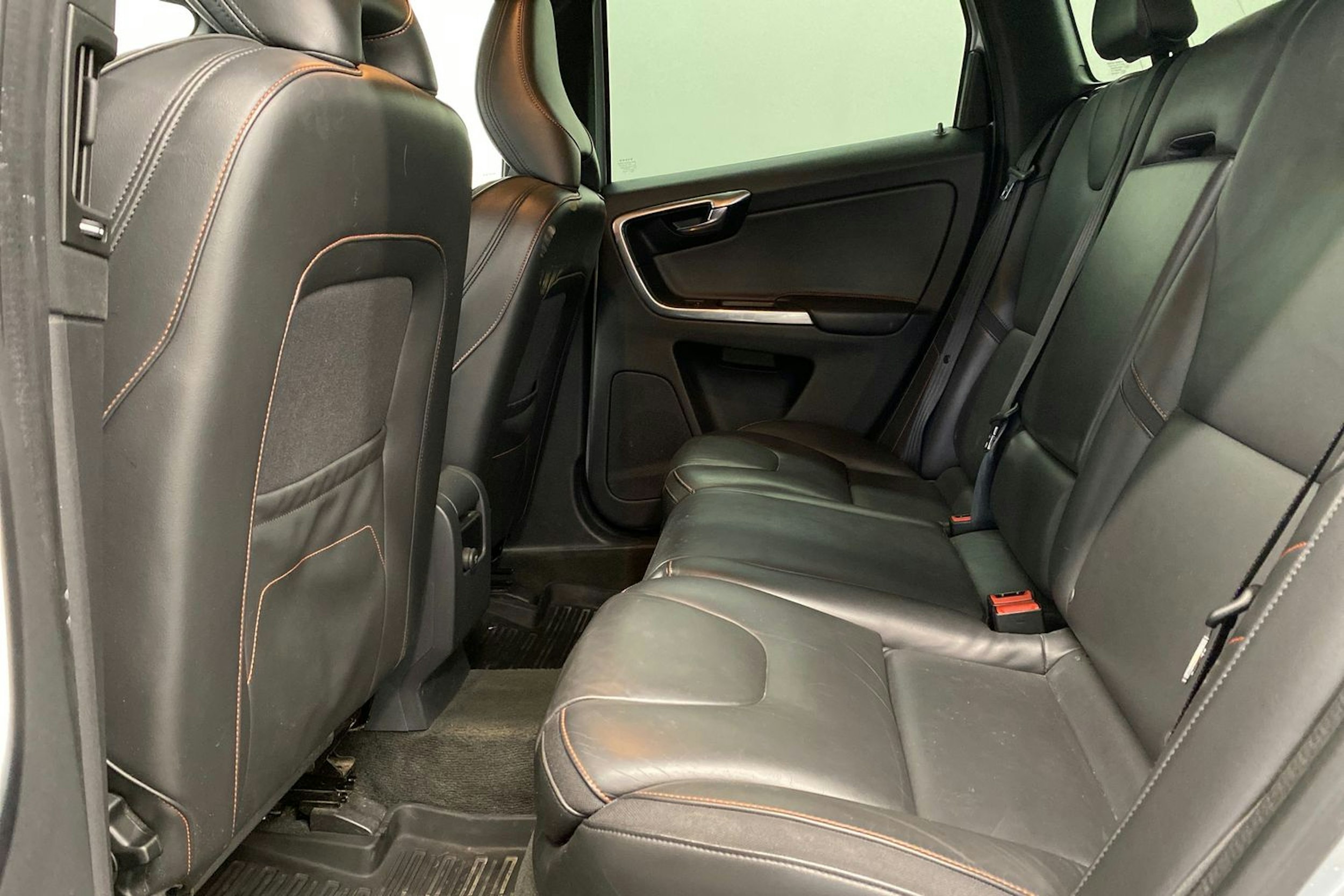 Harmaa Volvo XC60 2015 kuva 29.