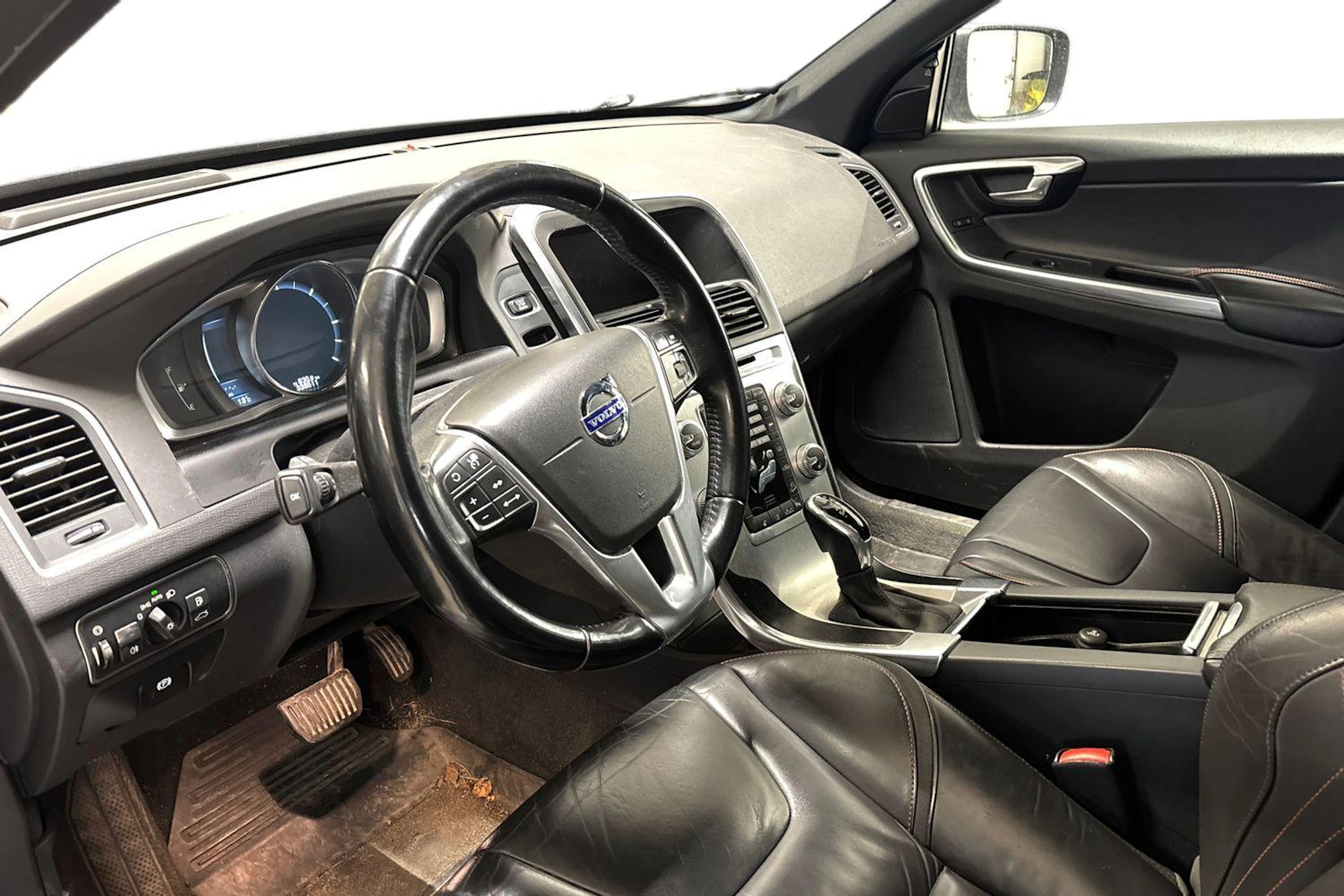 sininen Volvo XC60 2015 kuva 3.