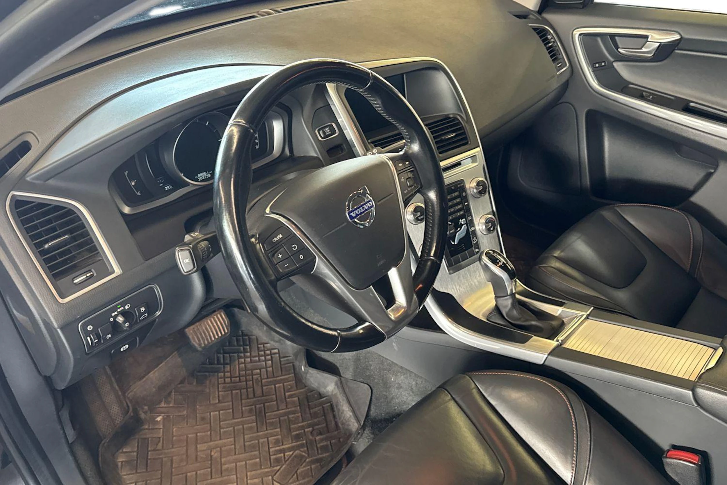 musta Volvo XC60 2015 kuva 3.