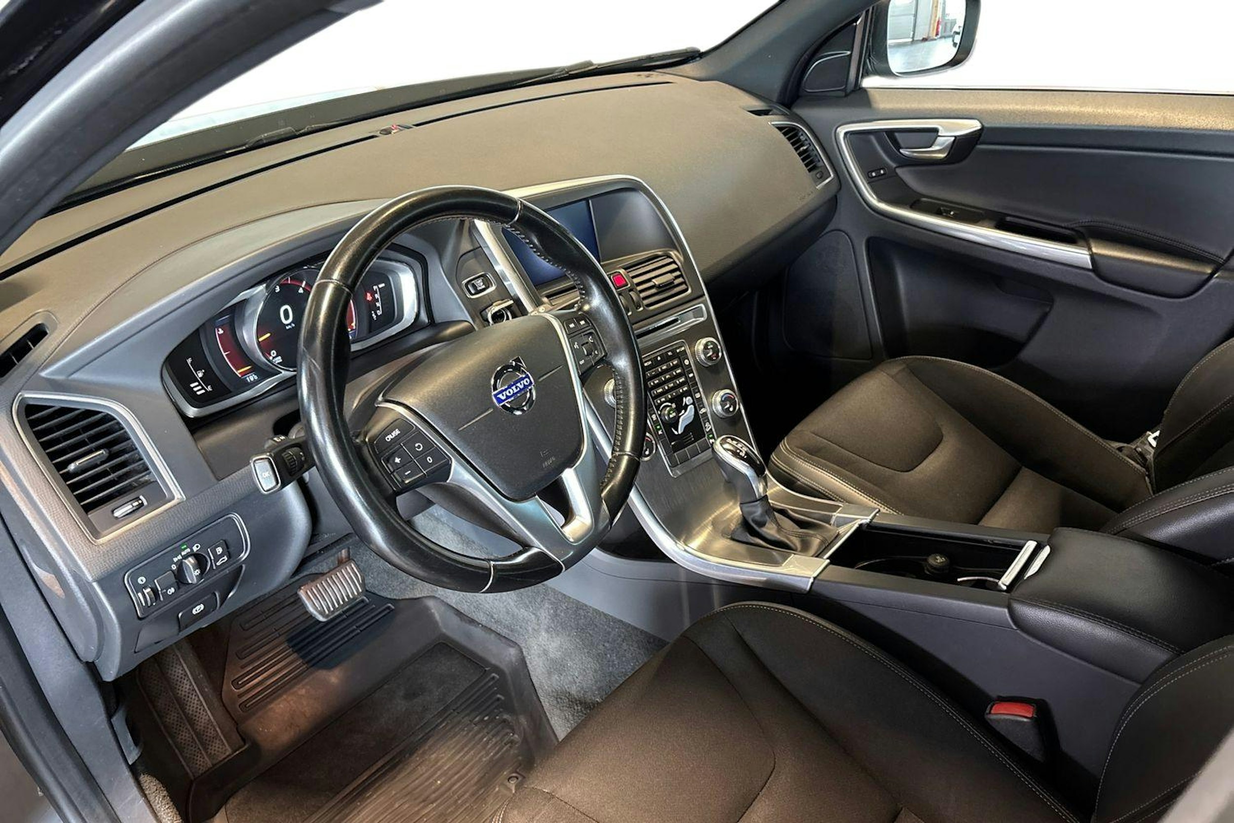 Musta Volvo XC60 2015 kuva 7.