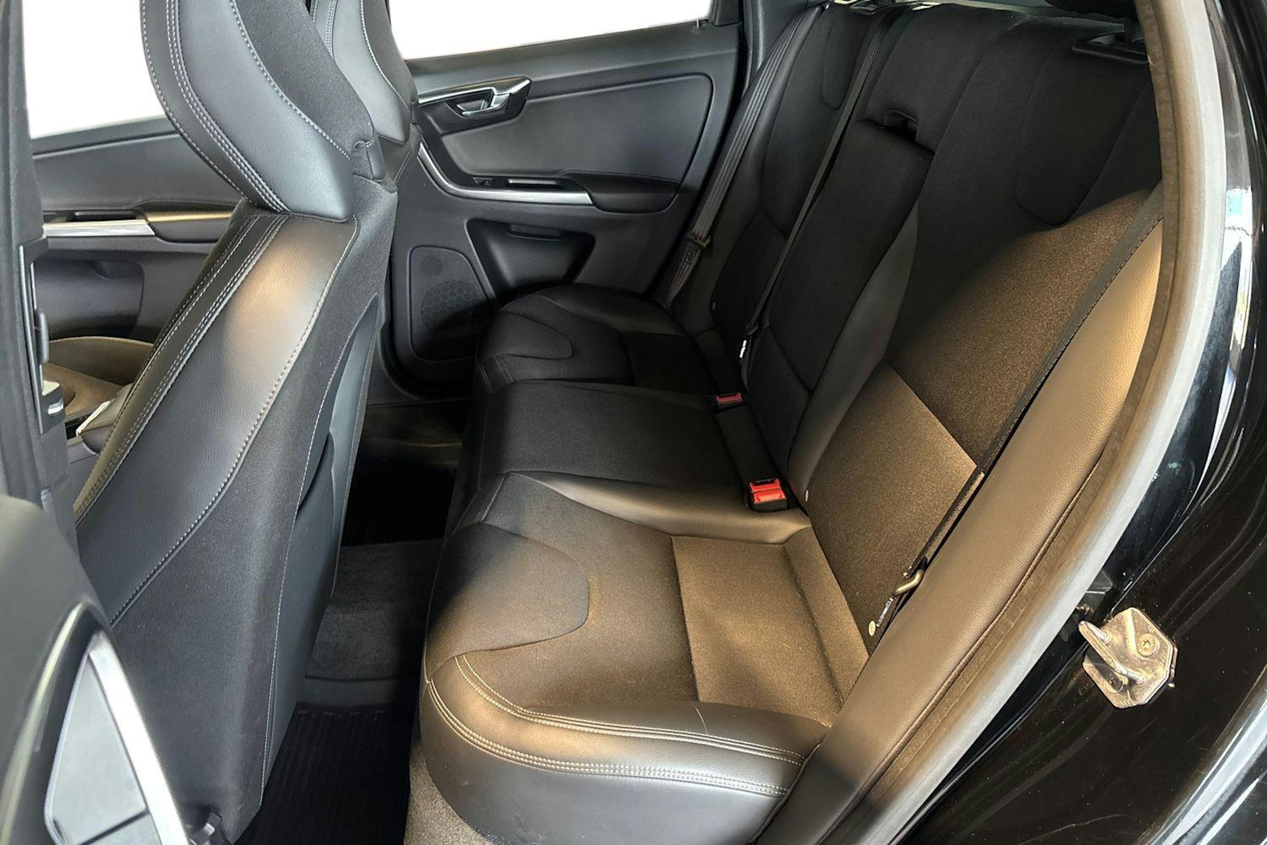 Musta Volvo XC60 2015 kuva 10.