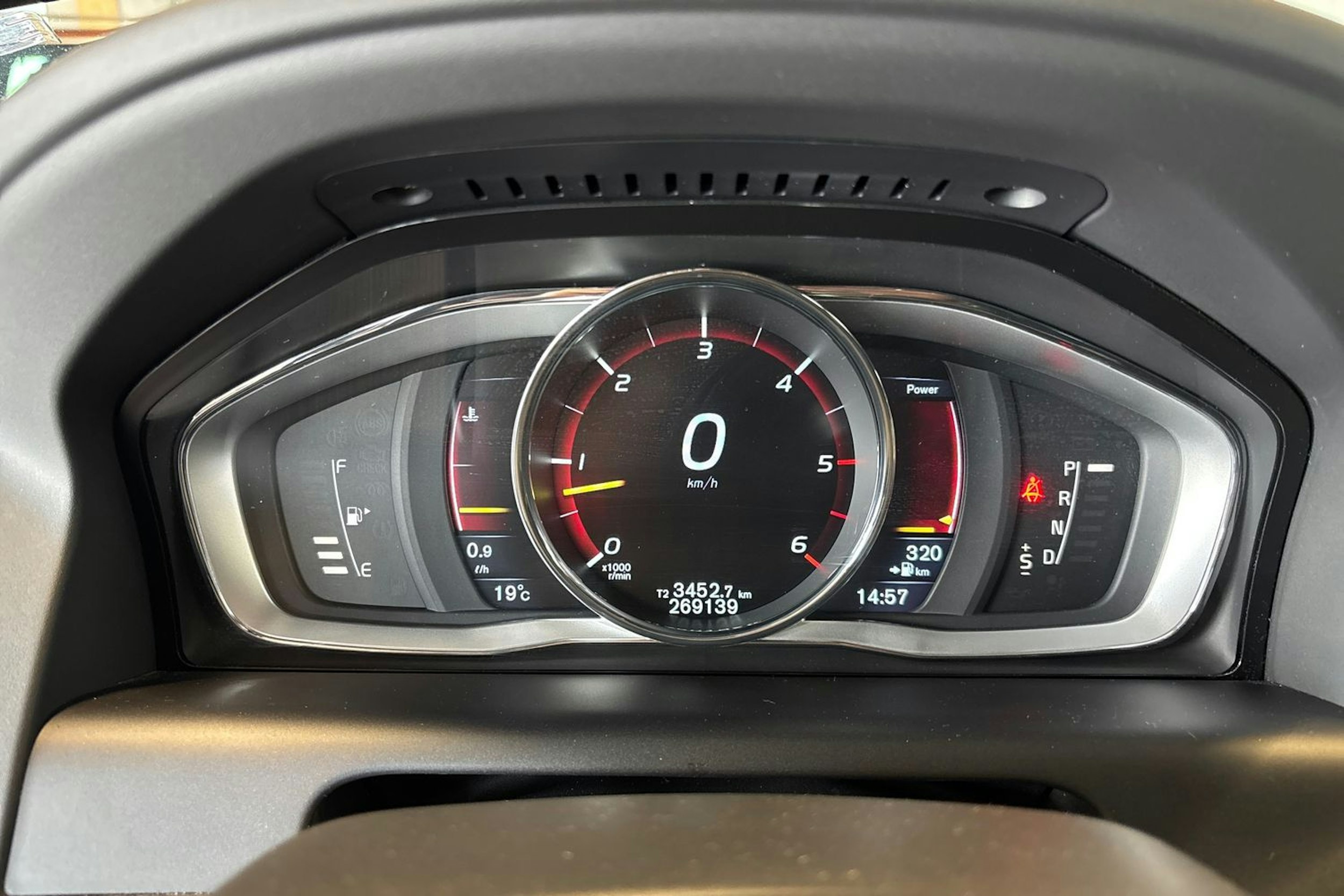 Musta Volvo XC60 2015 kuva 14.