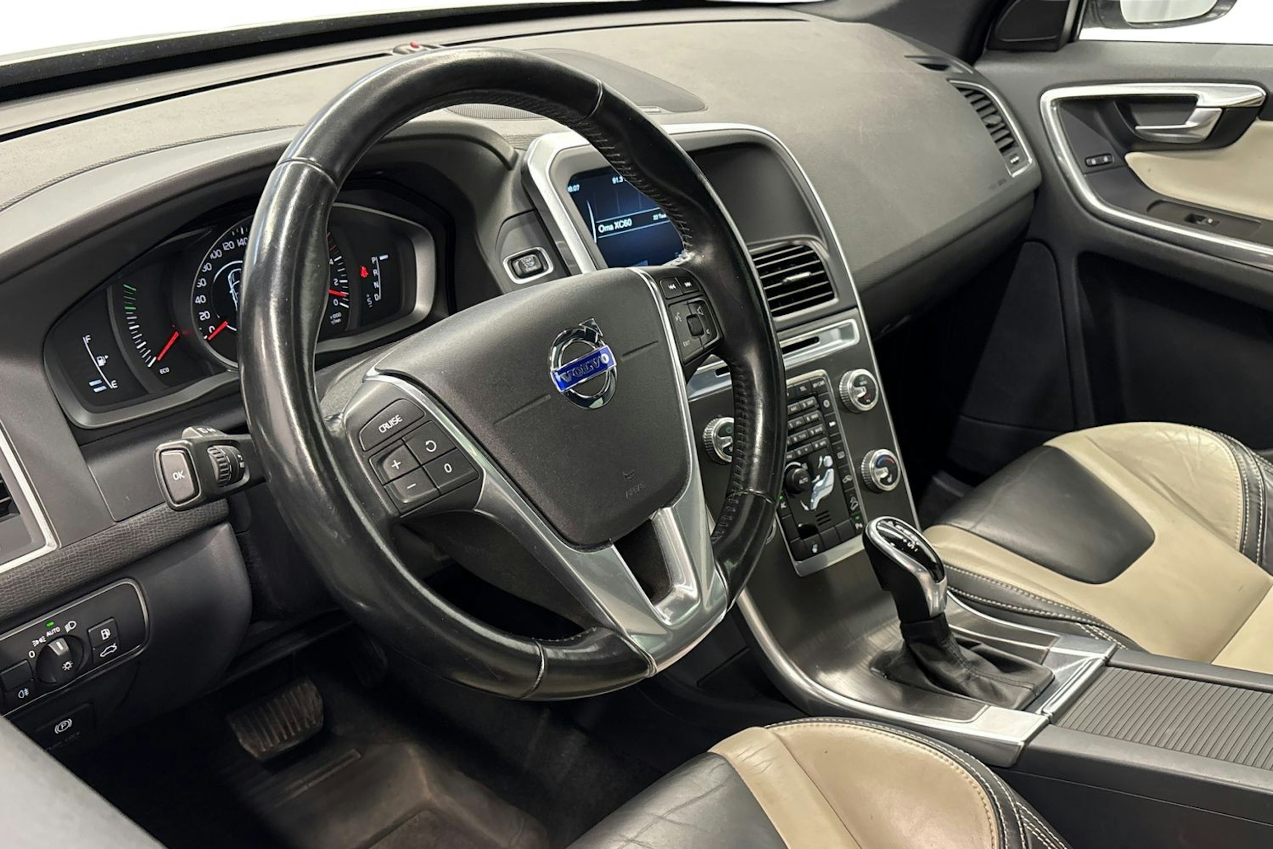 harmaa Volvo XC60 2015 kuva 7.