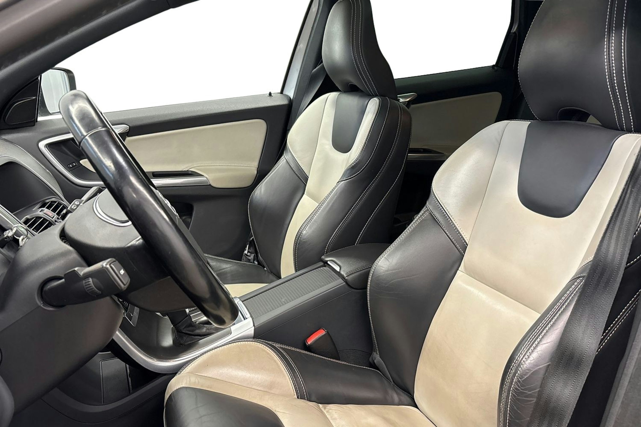harmaa Volvo XC60 2015 kuva 9.