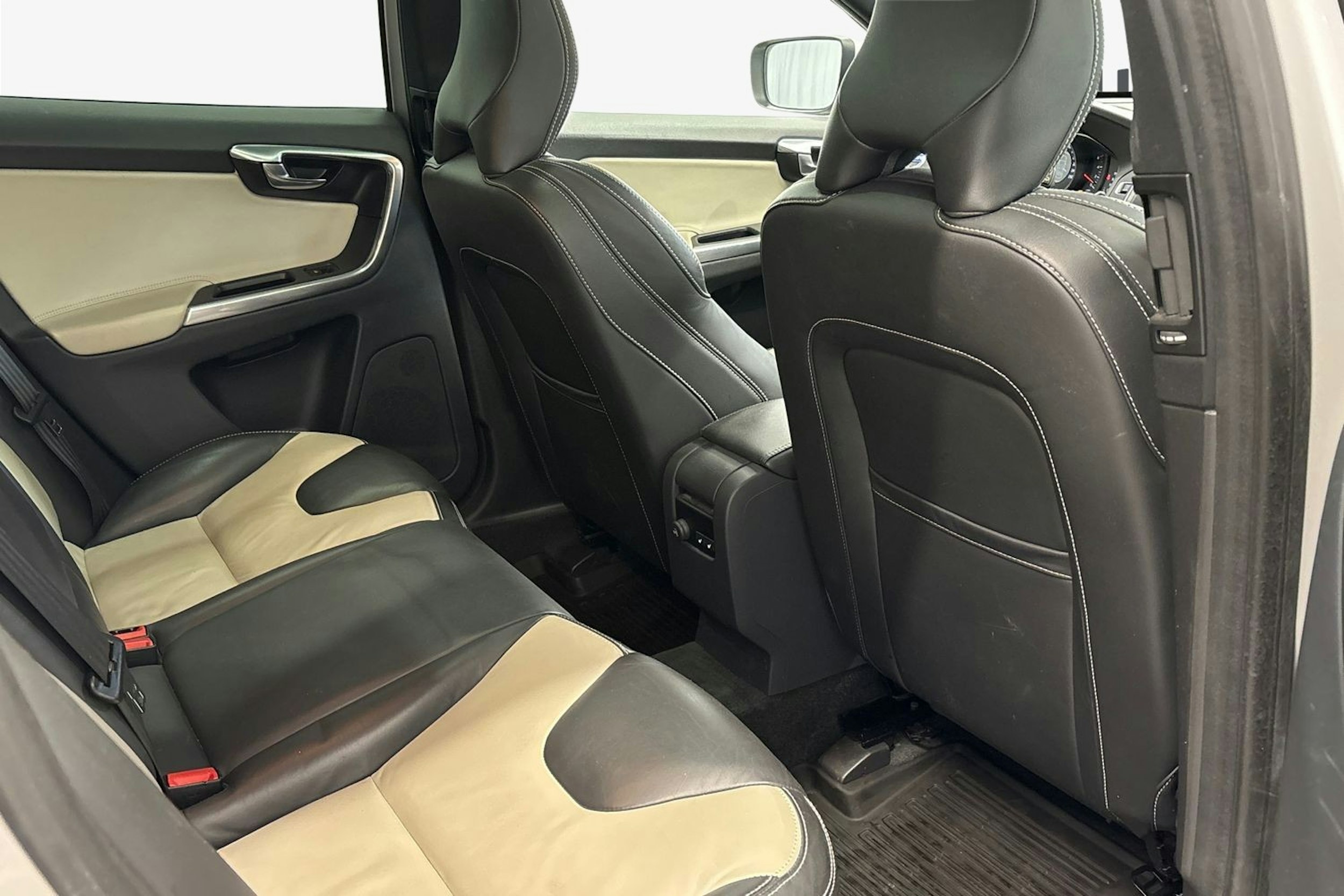 harmaa Volvo XC60 2015 kuva 11.