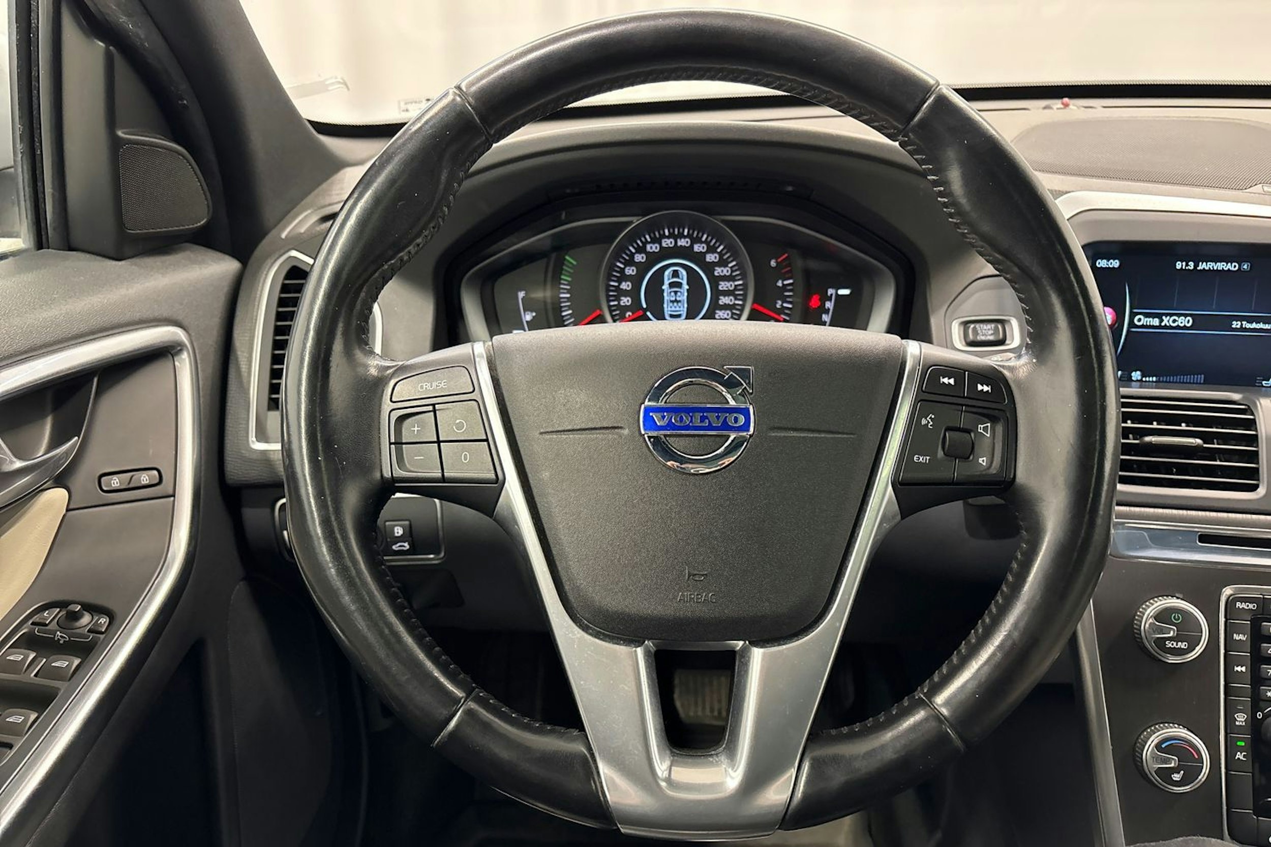 harmaa Volvo XC60 2015 kuva 16.