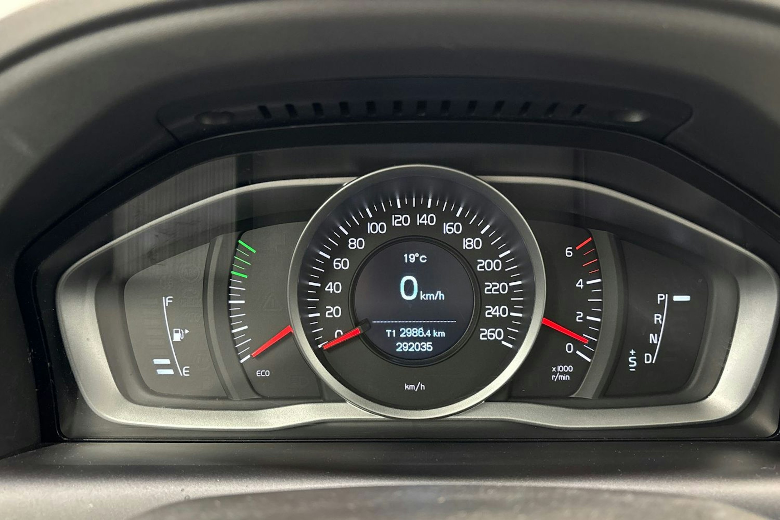 harmaa Volvo XC60 2015 kuva 19.