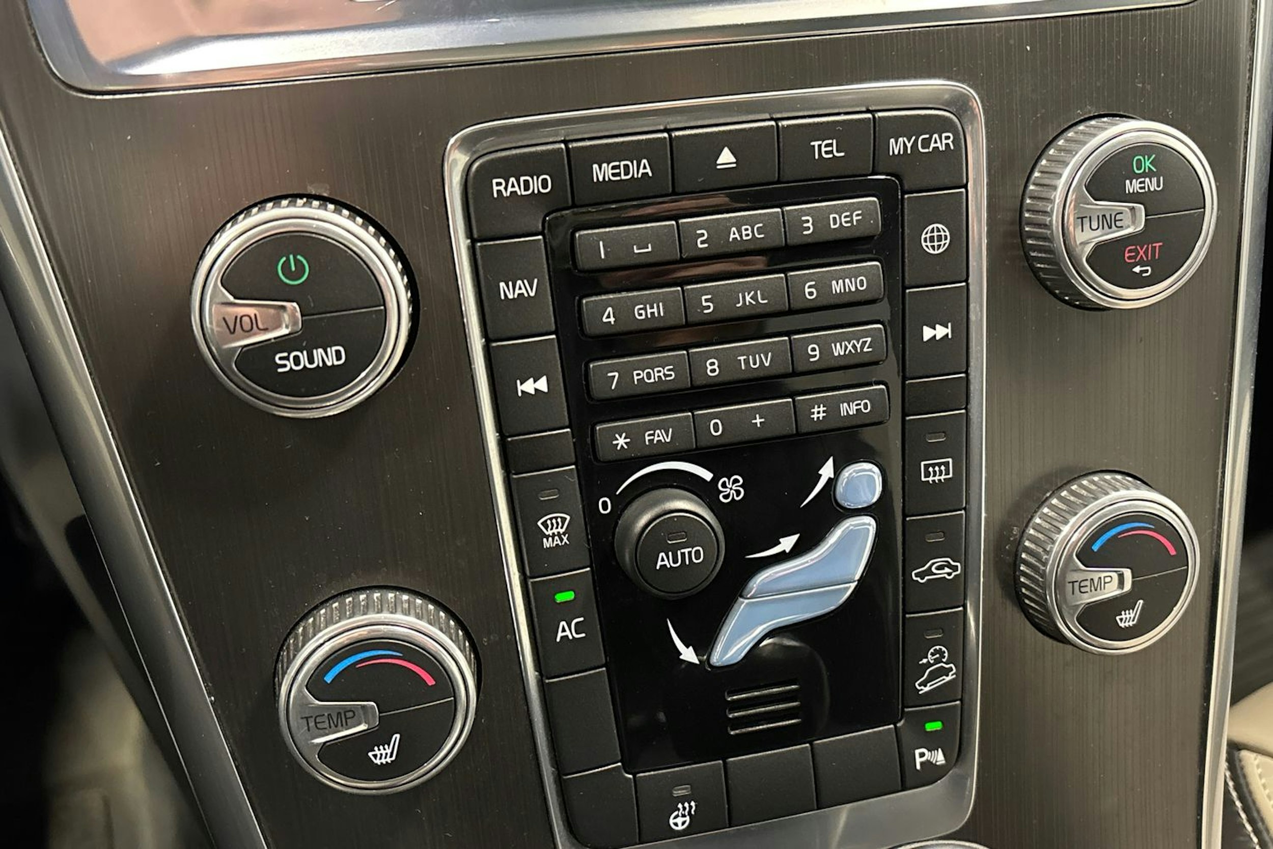 harmaa Volvo XC60 2015 kuva 27.