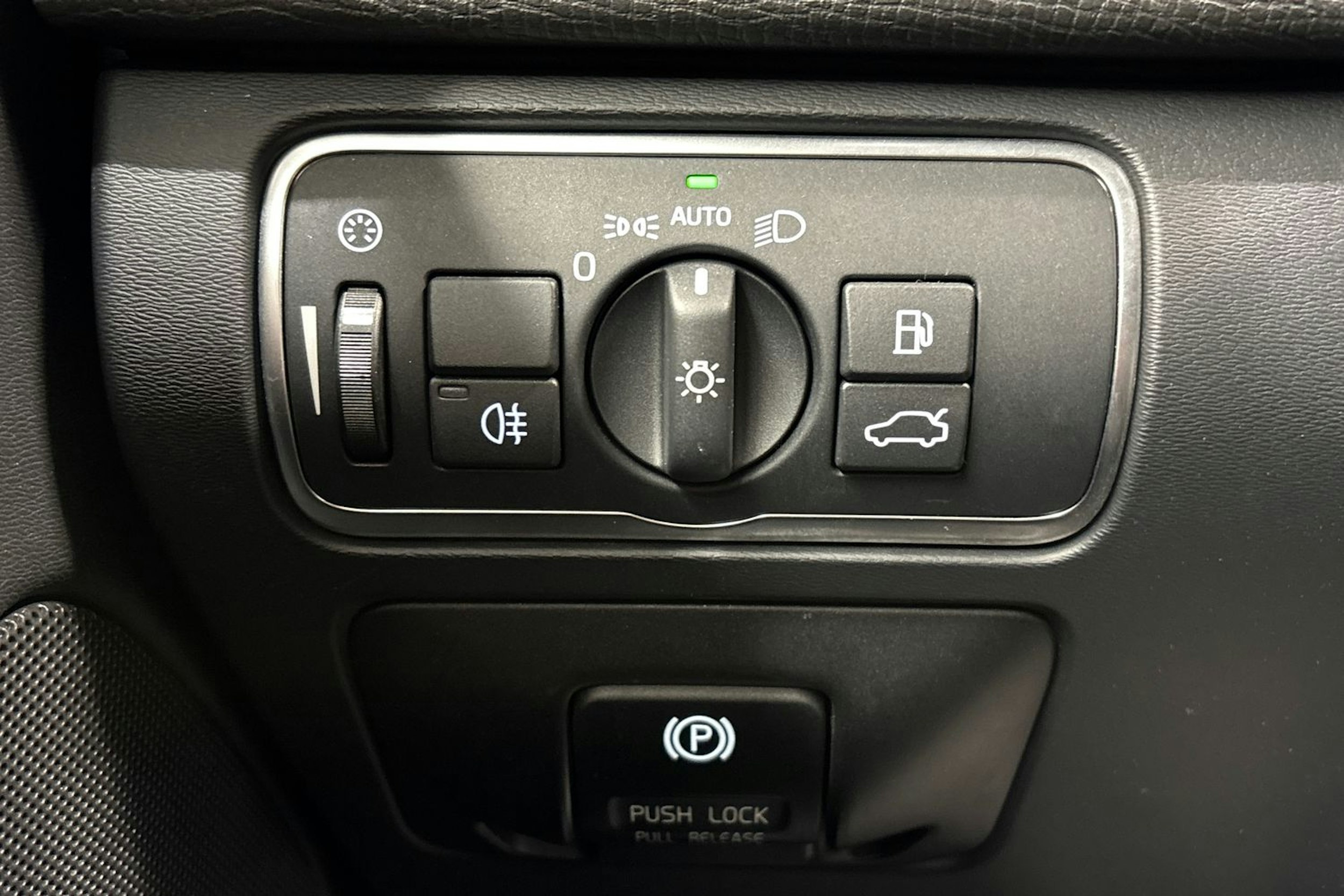harmaa Volvo XC60 2015 kuva 29.